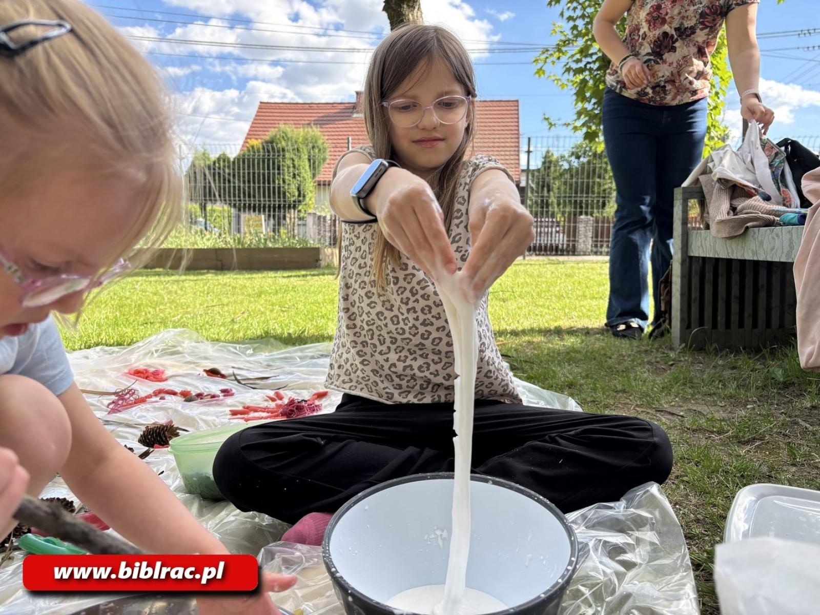 Zdjęcie w galerii na portalu naszraciborz.pl: Sensoryczna przygoda z książką w Filii nr 3 w Ocicach wiadomości z regionu