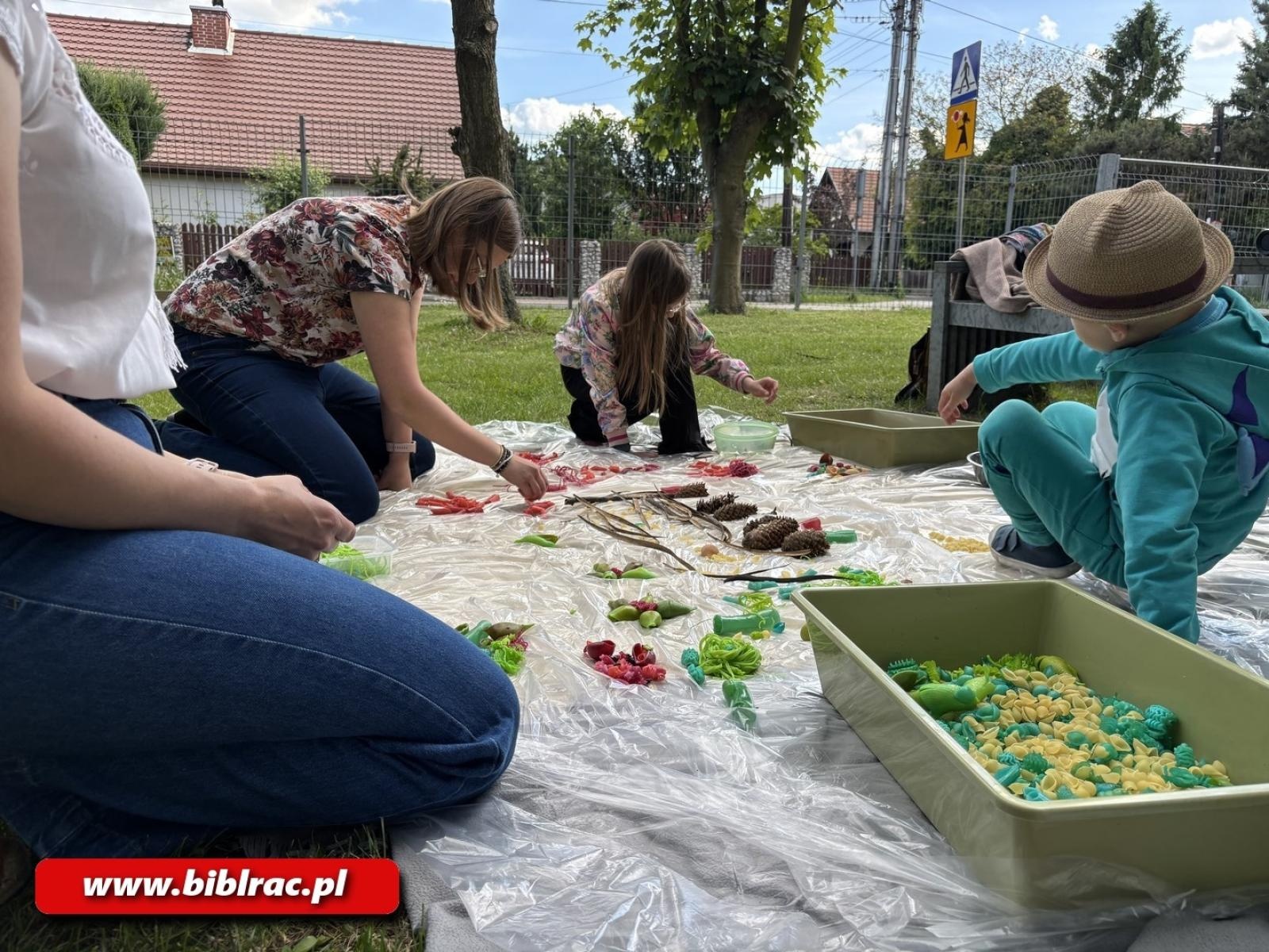 Zdjęcie w galerii na portalu naszraciborz.pl: Sensoryczna przygoda z książką w Filii nr 3 w Ocicach wiadomości z regionu