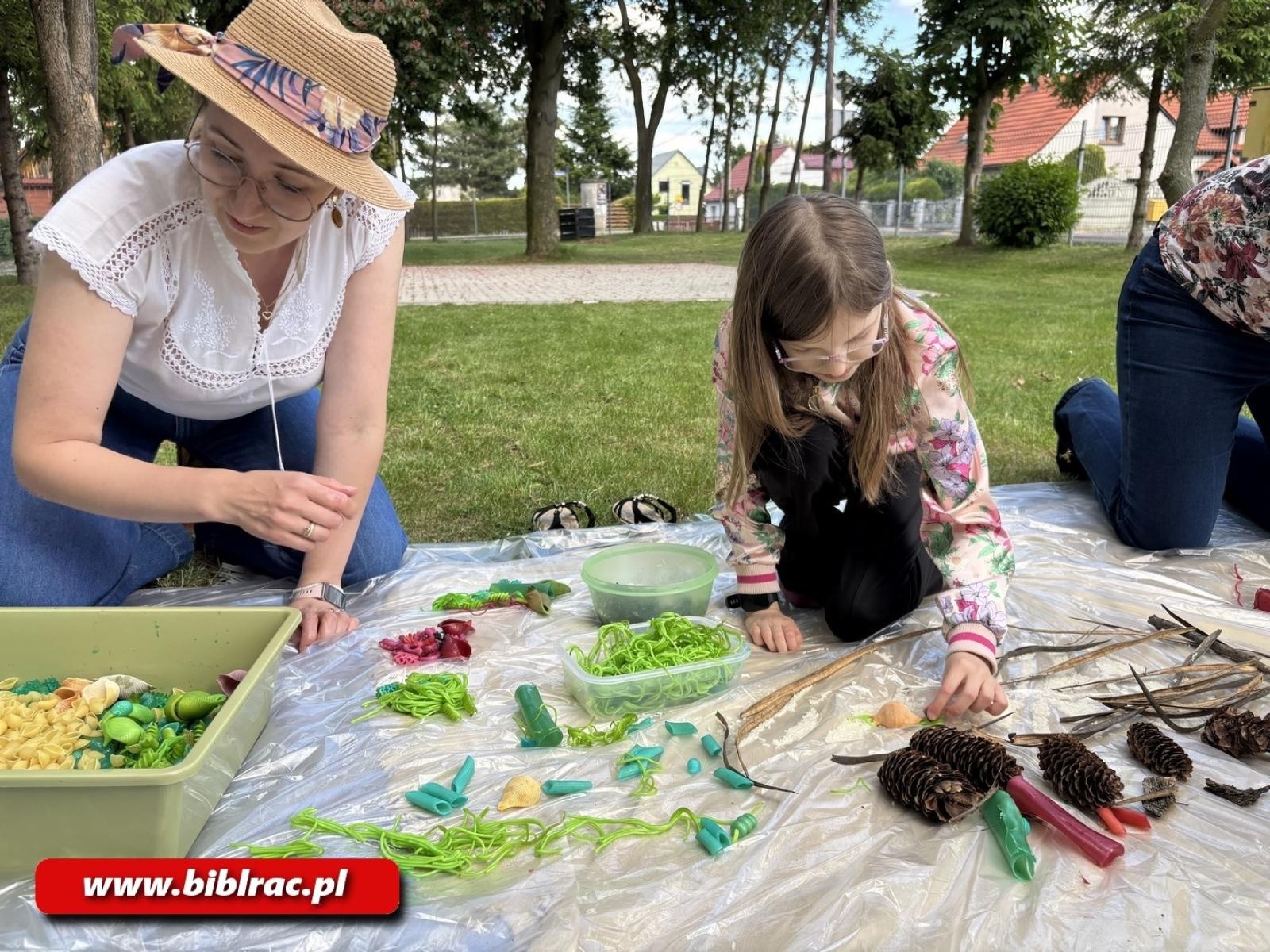 Zdjęcie w galerii na portalu naszraciborz.pl: Sensoryczna przygoda z książką w Filii nr 3 w Ocicach wiadomości z regionu
