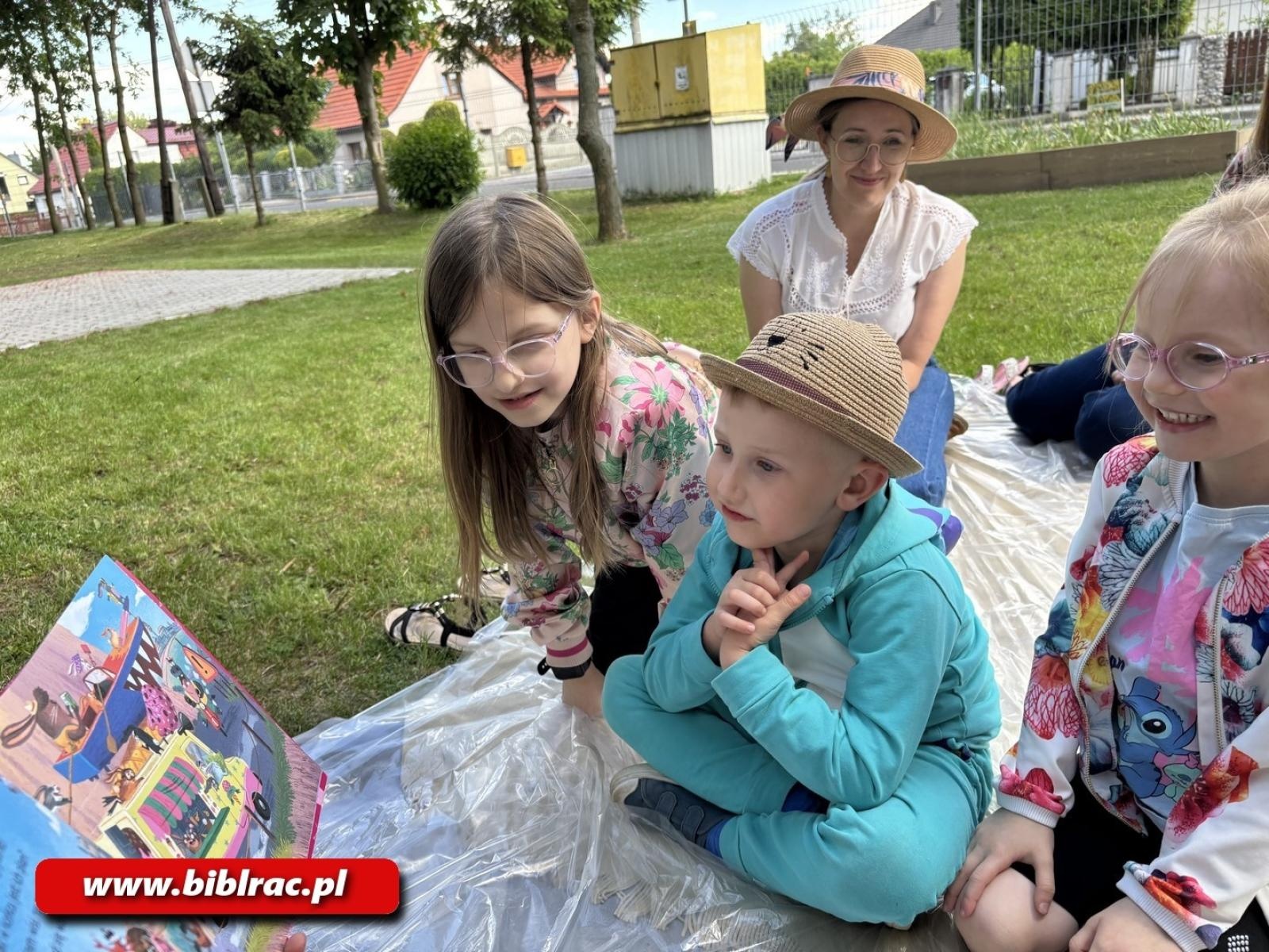 Zdjęcie w galerii na portalu naszraciborz.pl: Sensoryczna przygoda z książką w Filii nr 3 w Ocicach wiadomości z regionu