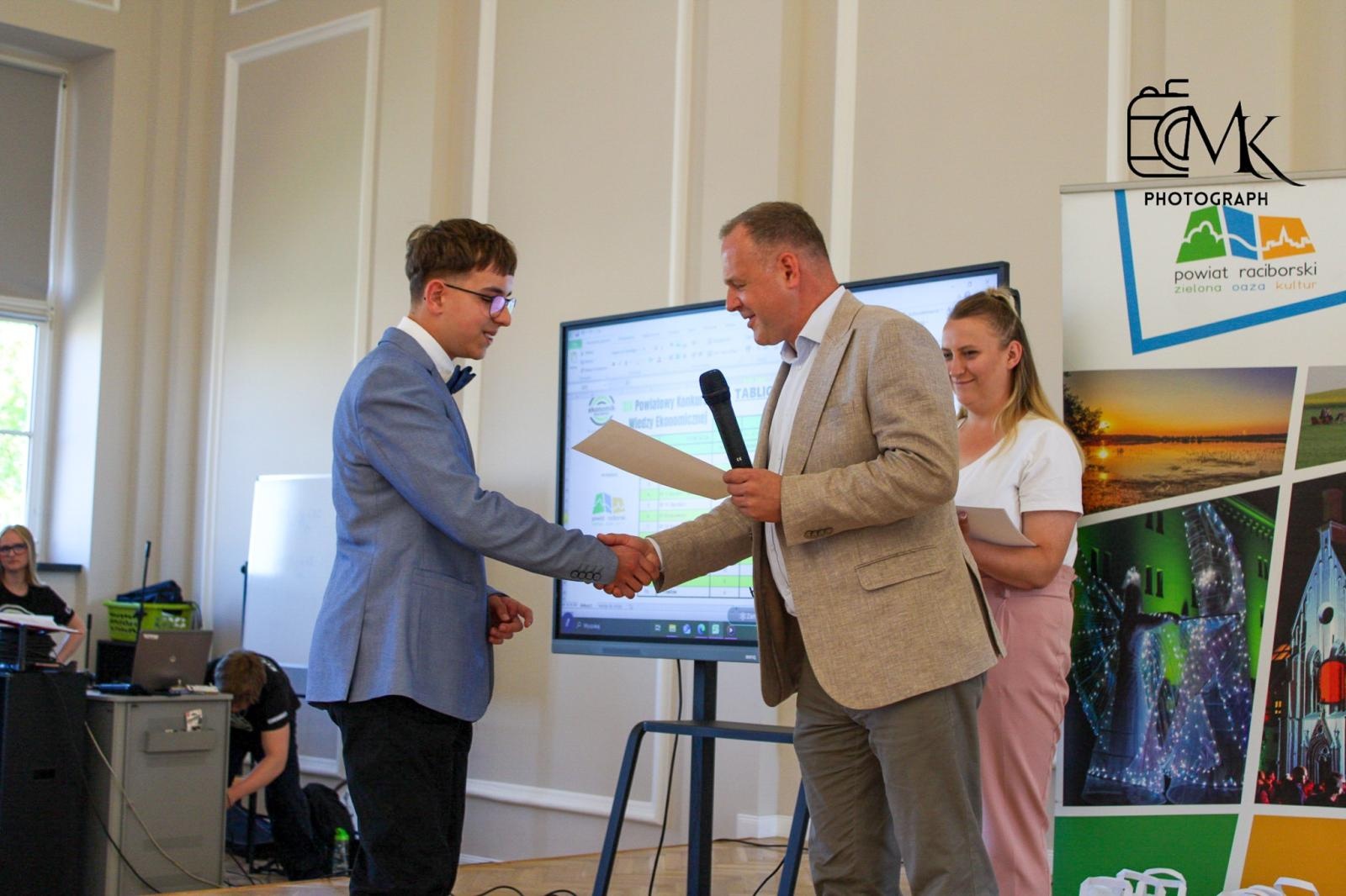 Zdjęcie w galerii na portalu naszraciborz.pl: Matematyka spotkała ekonomię. Emocjonujący konkurs w raciborskim Ekonomiku! wiadomości z regionu