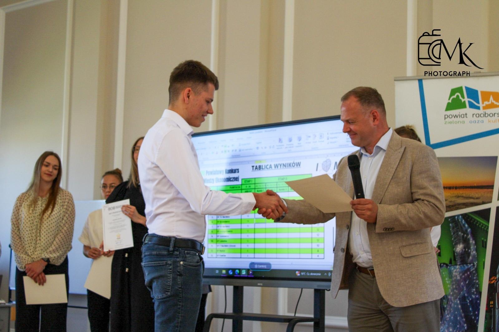 Zdjęcie w galerii na portalu naszraciborz.pl: Matematyka spotkała ekonomię. Emocjonujący konkurs w raciborskim Ekonomiku! wiadomości z regionu
