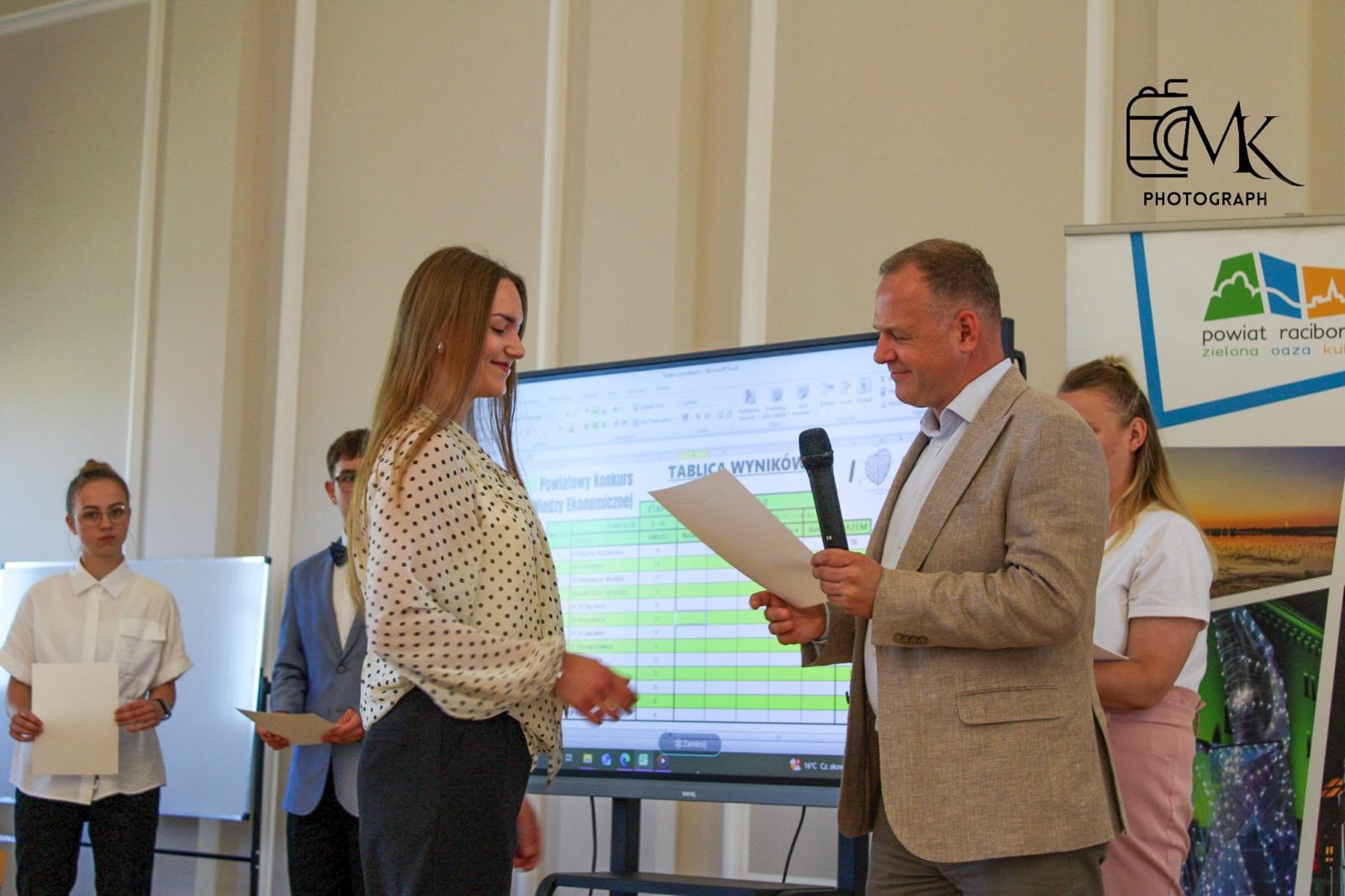 Zdjęcie w galerii na portalu naszraciborz.pl: Matematyka spotkała ekonomię. Emocjonujący konkurs w raciborskim Ekonomiku! wiadomości z regionu