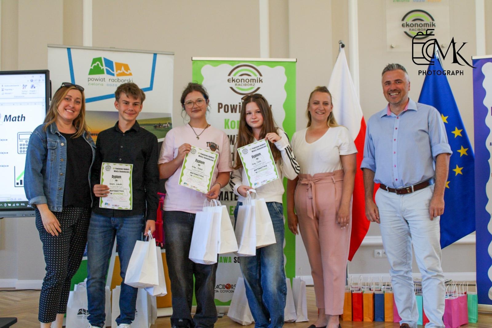 Zdjęcie w galerii na portalu naszraciborz.pl: Matematyka spotkała ekonomię. Emocjonujący konkurs w raciborskim Ekonomiku! wiadomości z regionu