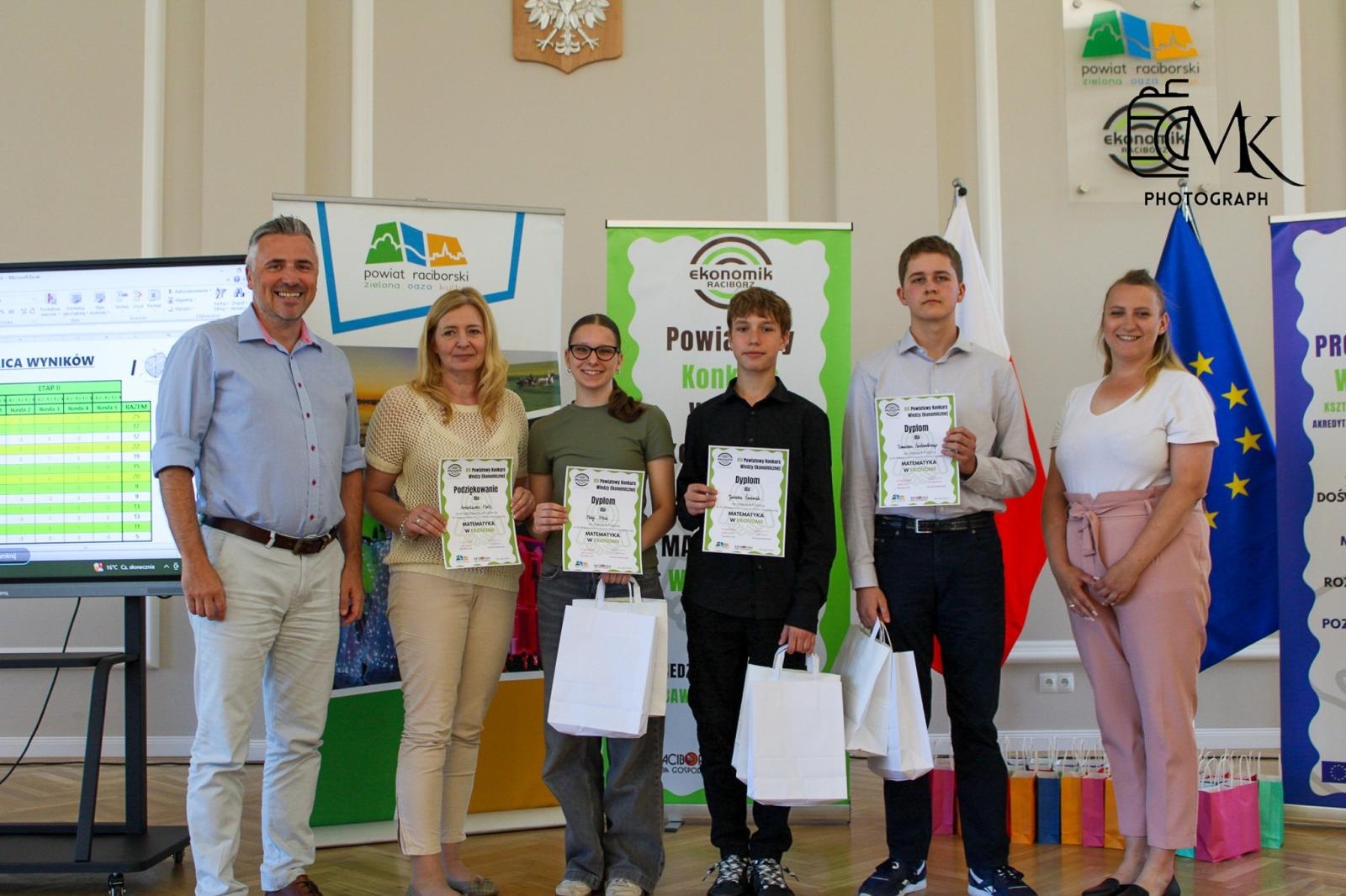 Zdjęcie w galerii na portalu naszraciborz.pl: Matematyka spotkała ekonomię. Emocjonujący konkurs w raciborskim Ekonomiku! wiadomości z regionu
