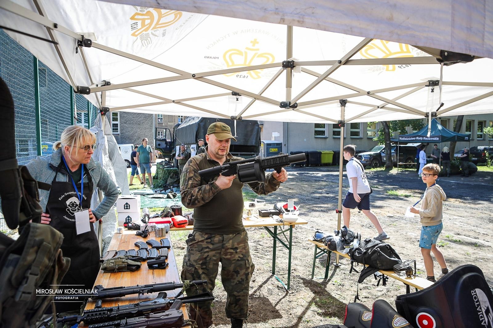Zdjęcie w galerii na portalu naszraciborz.pl: SOSWNiS: Dzień Dziecka z mundurem i hołdem dla weteranów w Raciborzu wiadomości z regionu
