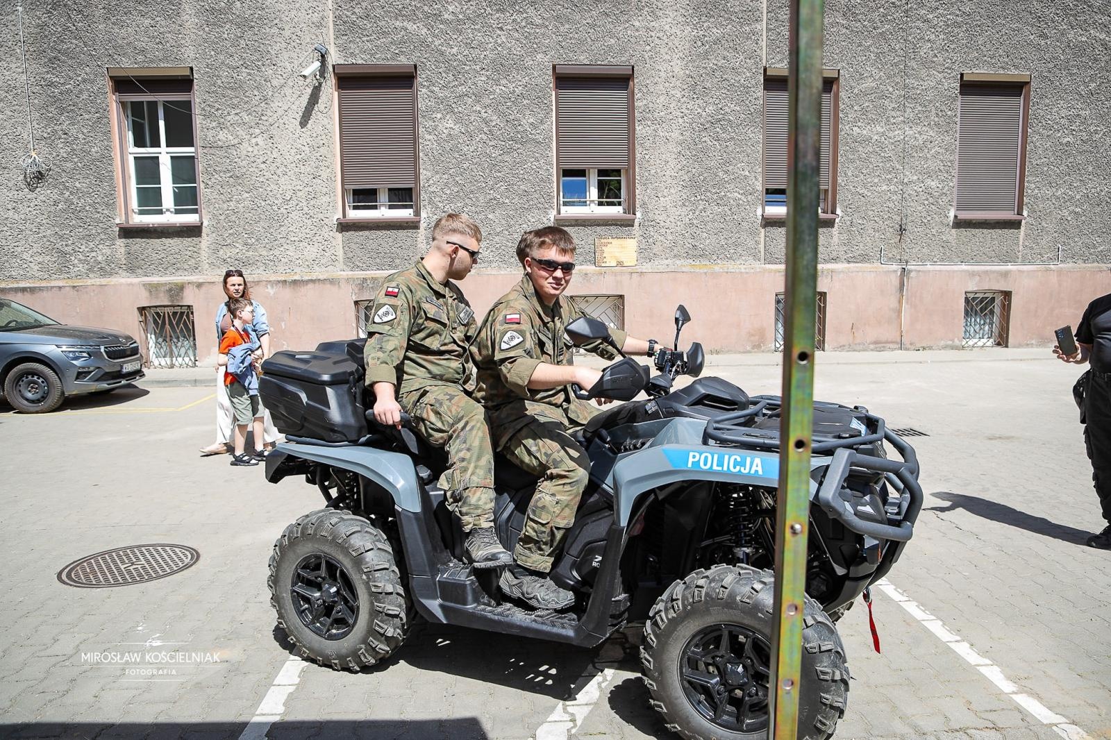 Zdjęcie w galerii na portalu naszraciborz.pl: SOSWNiS: Dzień Dziecka z mundurem i hołdem dla weteranów w Raciborzu wiadomości z regionu