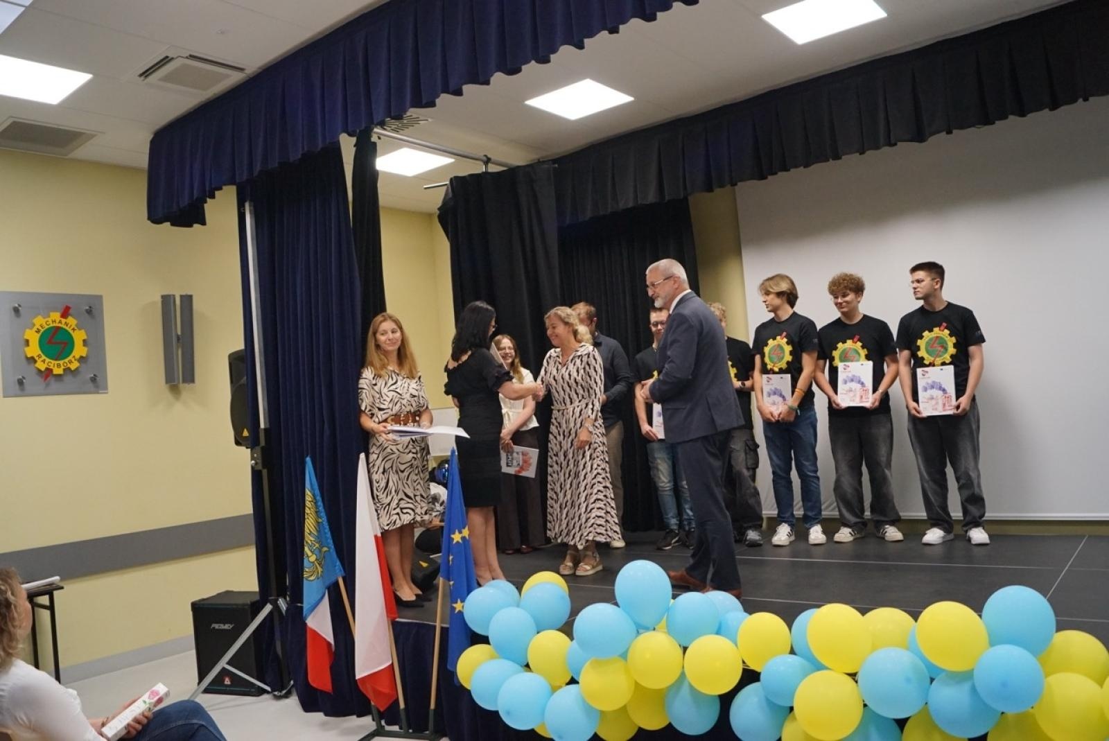 Zdjęcie w galerii na portalu naszraciborz.pl: Po nowe doświadczenia i umiejętności zawodowe z Erasmusem+. Uroczyste podsumowanie projektu w CKZiU nr 2 Mechanik wiadomości z regionu