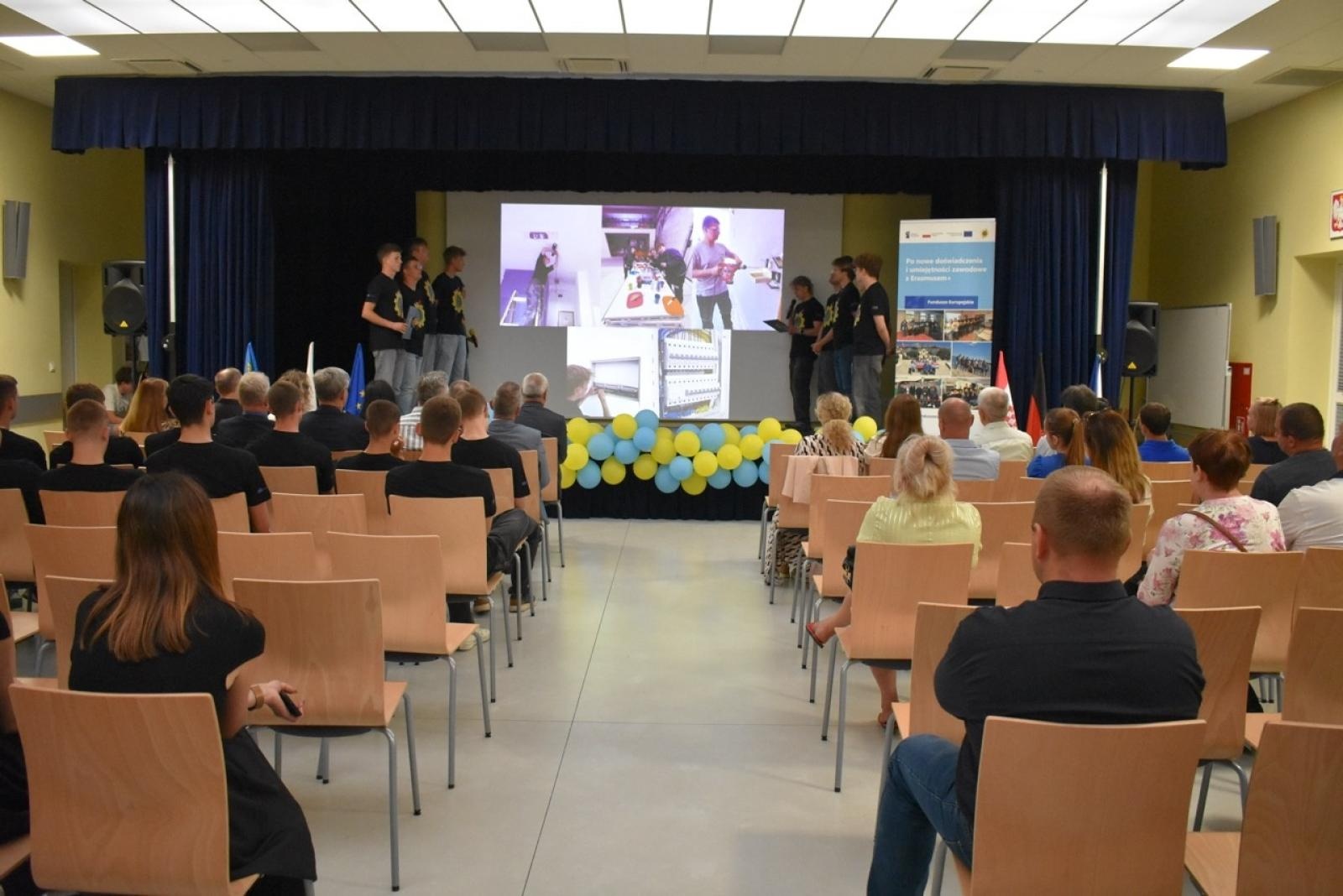 Zdjęcie w galerii na portalu naszraciborz.pl: Po nowe doświadczenia i umiejętności zawodowe z Erasmusem+. Uroczyste podsumowanie projektu w CKZiU nr 2 Mechanik wiadomości z regionu