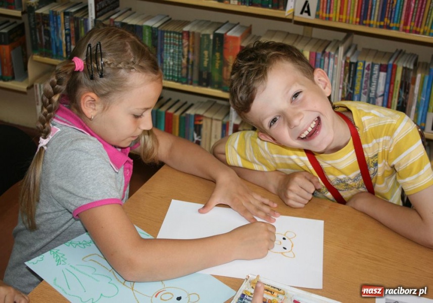 Zdjęcie w galerii na portalu naszraciborz.pl: Marzycielska Poczta w bibliotece wiadomości z regionu