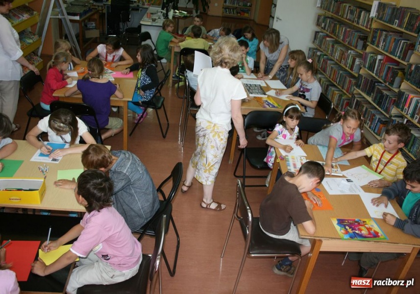 Zdjęcie w galerii na portalu naszraciborz.pl: Marzycielska Poczta w bibliotece wiadomości z regionu