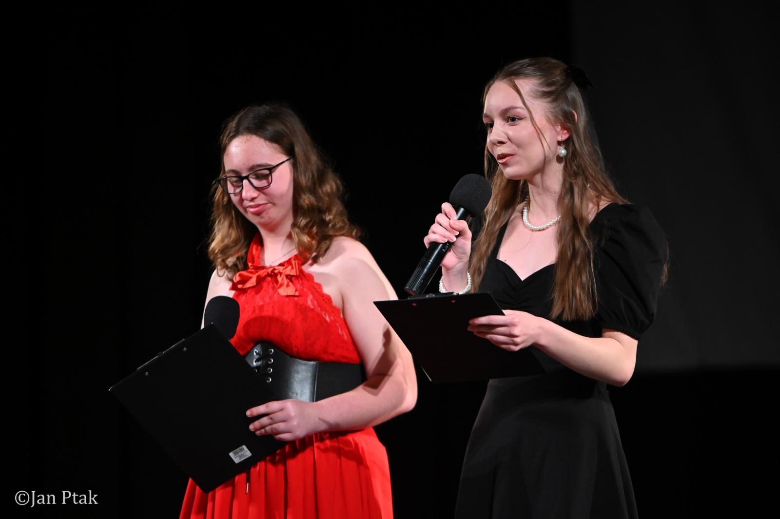 Zdjęcie w galerii na portalu naszraciborz.pl: Koncert piosenek Disneya w Raciborzu. Wydarzenie charytatywne na rzecz Fundacji Świętego Mikołaja wiadomości z regionu