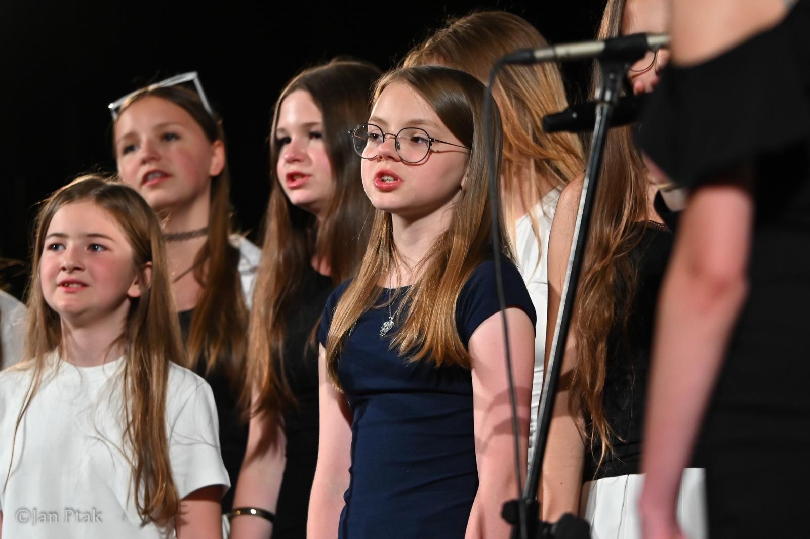 Zdjęcie w galerii na portalu naszraciborz.pl: Koncert piosenek Disneya w Raciborzu. Wydarzenie charytatywne na rzecz Fundacji Świętego Mikołaja wiadomości z regionu