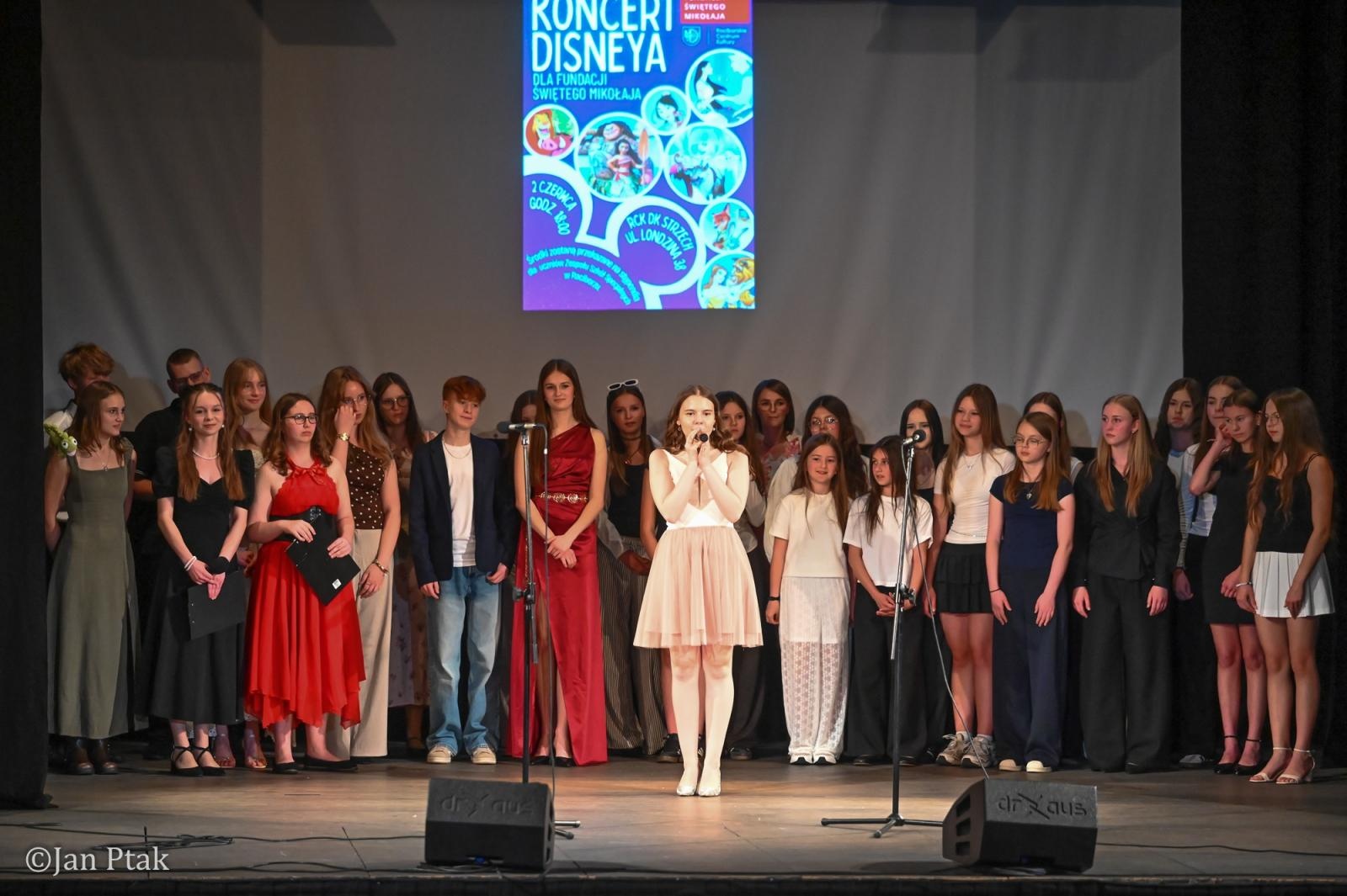 Zdjęcie w galerii na portalu naszraciborz.pl: Koncert piosenek Disneya w Raciborzu. Wydarzenie charytatywne na rzecz Fundacji Świętego Mikołaja wiadomości z regionu
