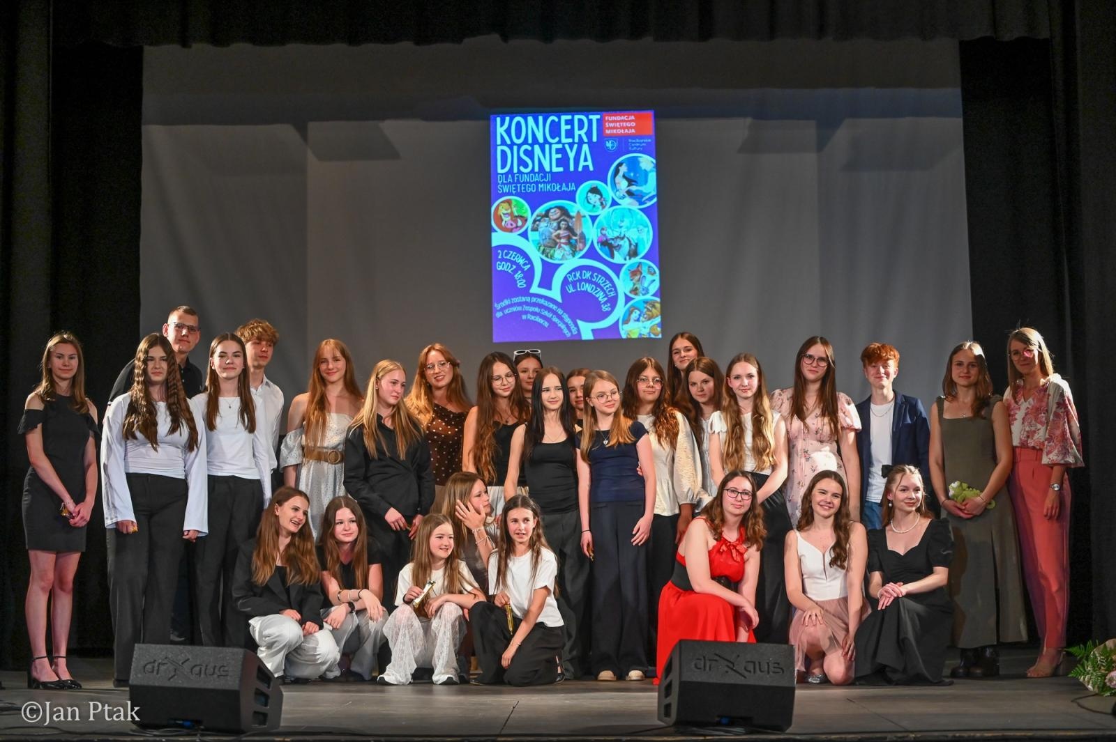 Zdjęcie w galerii na portalu naszraciborz.pl: Koncert piosenek Disneya w Raciborzu. Wydarzenie charytatywne na rzecz Fundacji Świętego Mikołaja wiadomości z regionu