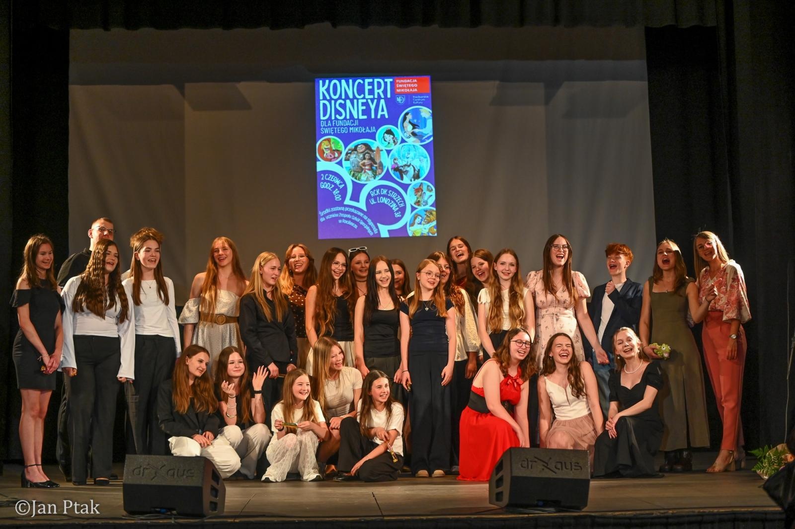 Zdjęcie w galerii na portalu naszraciborz.pl: Koncert piosenek Disneya w Raciborzu. Wydarzenie charytatywne na rzecz Fundacji Świętego Mikołaja wiadomości z regionu