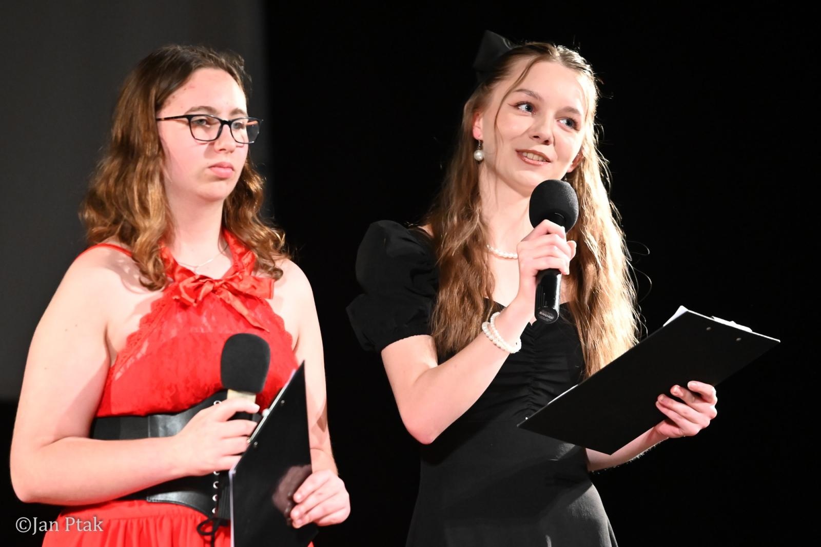 Zdjęcie w galerii na portalu naszraciborz.pl: Koncert piosenek Disneya w Raciborzu. Wydarzenie charytatywne na rzecz Fundacji Świętego Mikołaja wiadomości z regionu