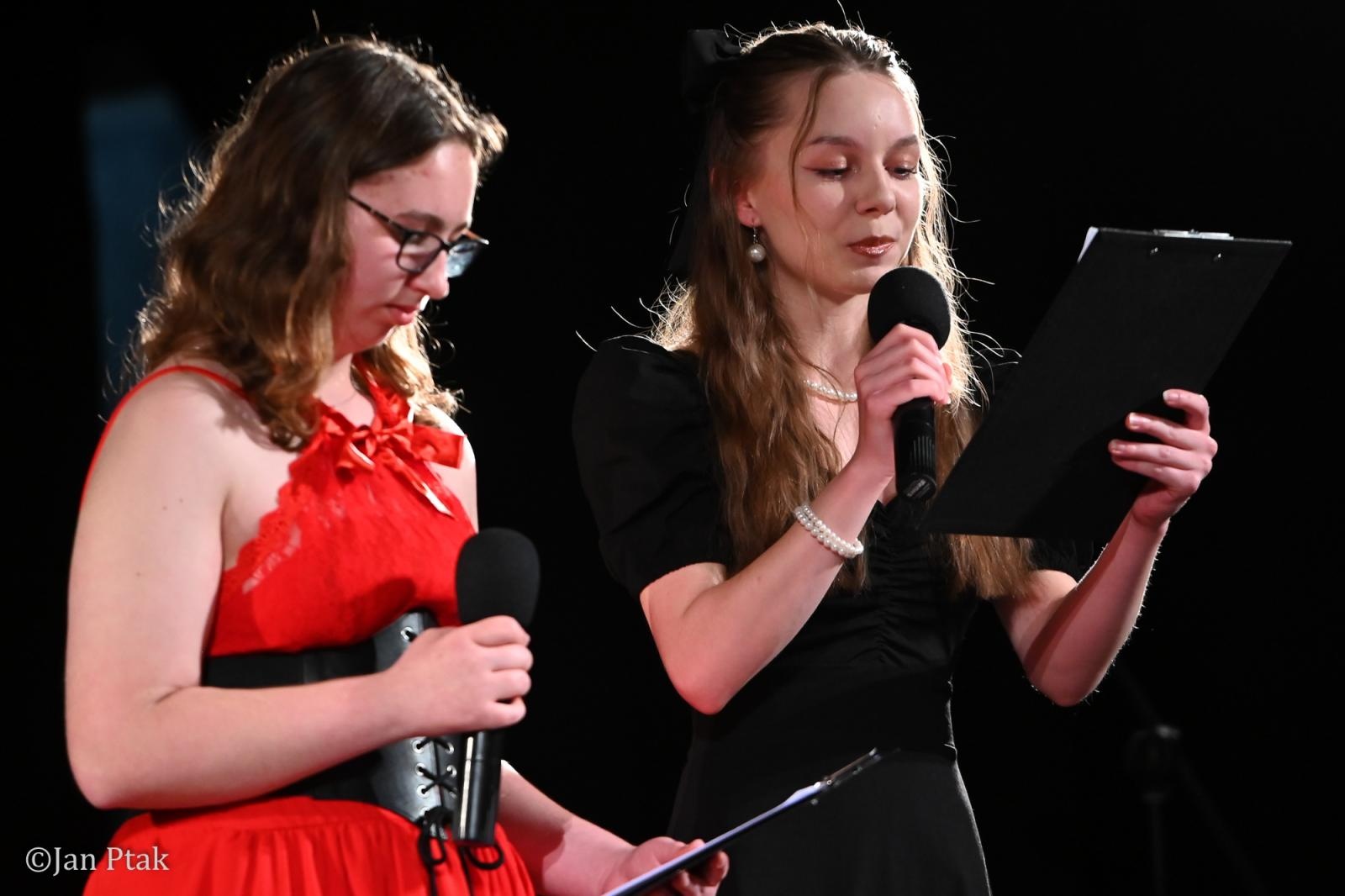 Zdjęcie w galerii na portalu naszraciborz.pl: Koncert piosenek Disneya w Raciborzu. Wydarzenie charytatywne na rzecz Fundacji Świętego Mikołaja wiadomości z regionu