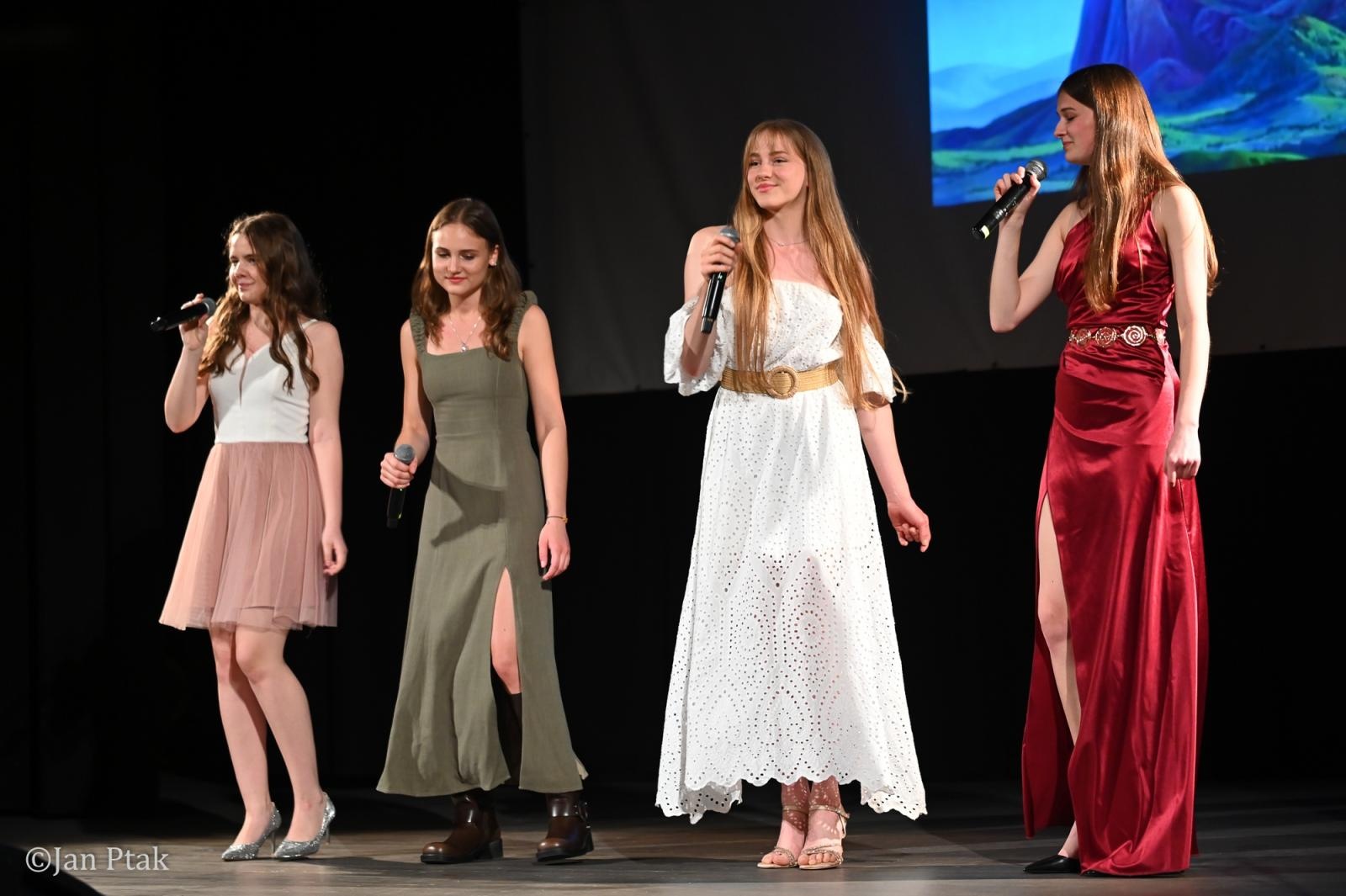 Zdjęcie w galerii na portalu naszraciborz.pl: Koncert piosenek Disneya w Raciborzu. Wydarzenie charytatywne na rzecz Fundacji Świętego Mikołaja wiadomości z regionu