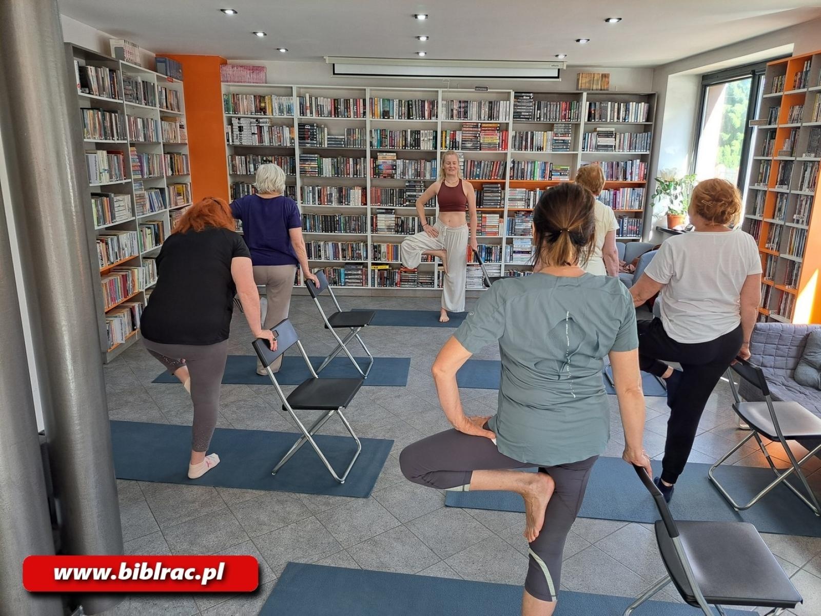 Zdjęcie w galerii na portalu naszraciborz.pl: Joga na krześle w bibliotece na Ostrogu wiadomości z regionu