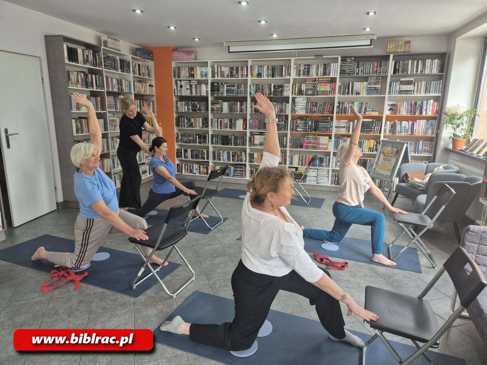 Zdjęcie w galerii na portalu naszraciborz.pl: Joga na krześle w bibliotece na Ostrogu wiadomości z regionu