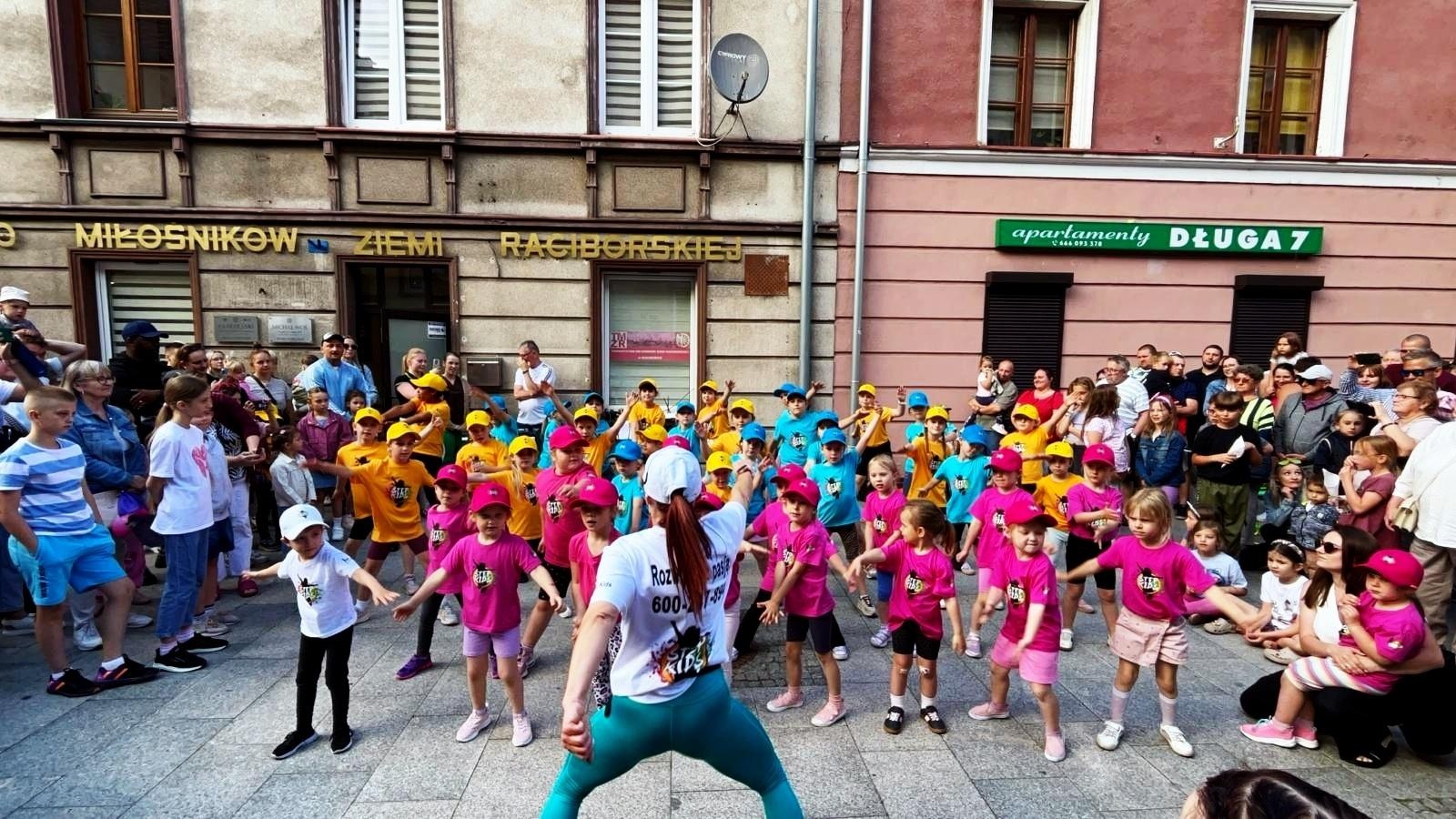 Zdjęcie w galerii na portalu naszraciborz.pl: Mali tancerze, wielkie emocje! Zumba Kids Kidsiaki z Be Fit Fitness Room zachwyciły publiczność podczas Dnia Dziecka na Długiej wiadomości z regionu