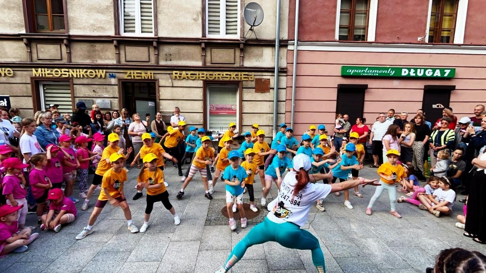 Zdjęcie w galerii na portalu naszraciborz.pl: Mali tancerze, wielkie emocje! Zumba Kids Kidsiaki z Be Fit Fitness Room zachwyciły publiczność podczas Dnia Dziecka na Długiej wiadomości z regionu