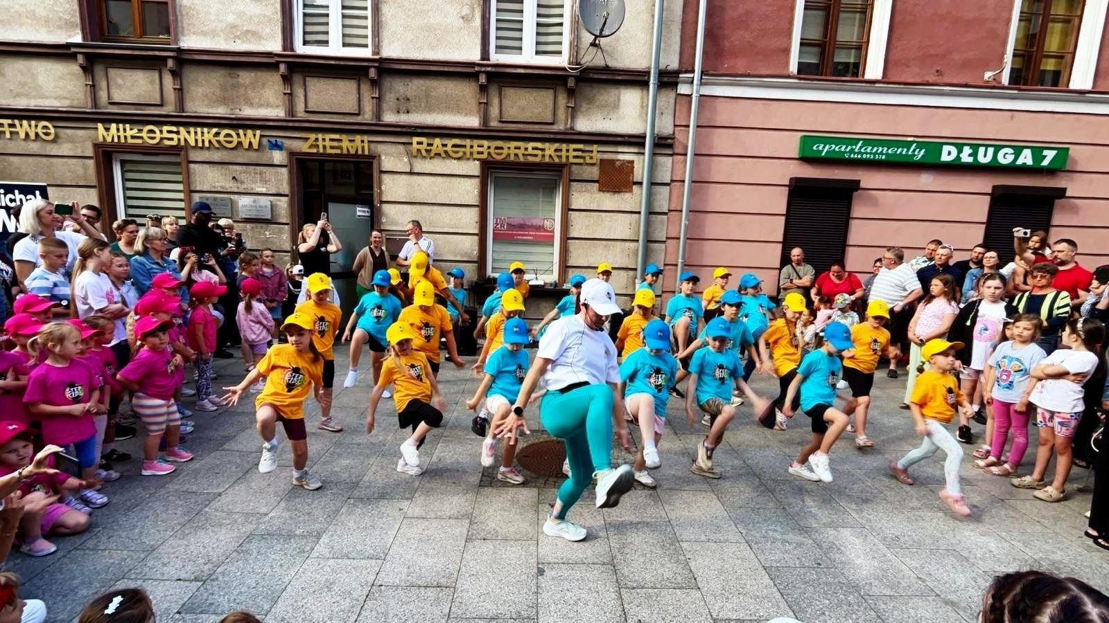 Zdjęcie w galerii na portalu naszraciborz.pl: Mali tancerze, wielkie emocje! Zumba Kids Kidsiaki z Be Fit Fitness Room zachwyciły publiczność podczas Dnia Dziecka na Długiej wiadomości z regionu