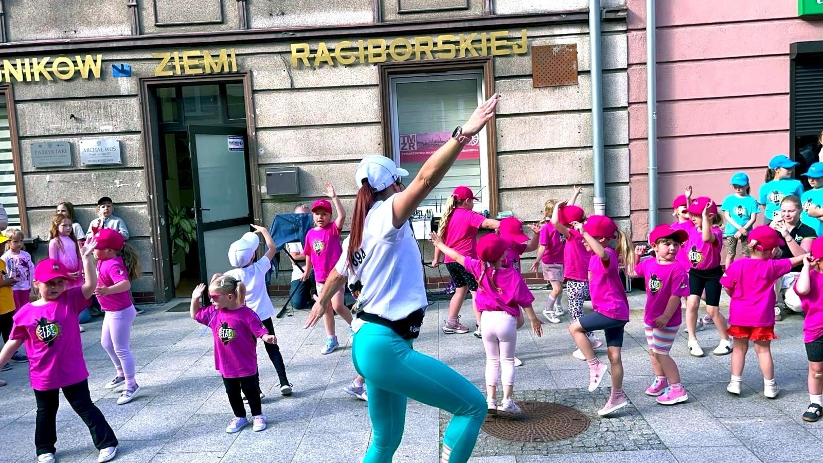Zdjęcie w galerii na portalu naszraciborz.pl: Mali tancerze, wielkie emocje! Zumba Kids Kidsiaki z Be Fit Fitness Room zachwyciły publiczność podczas Dnia Dziecka na Długiej wiadomości z regionu