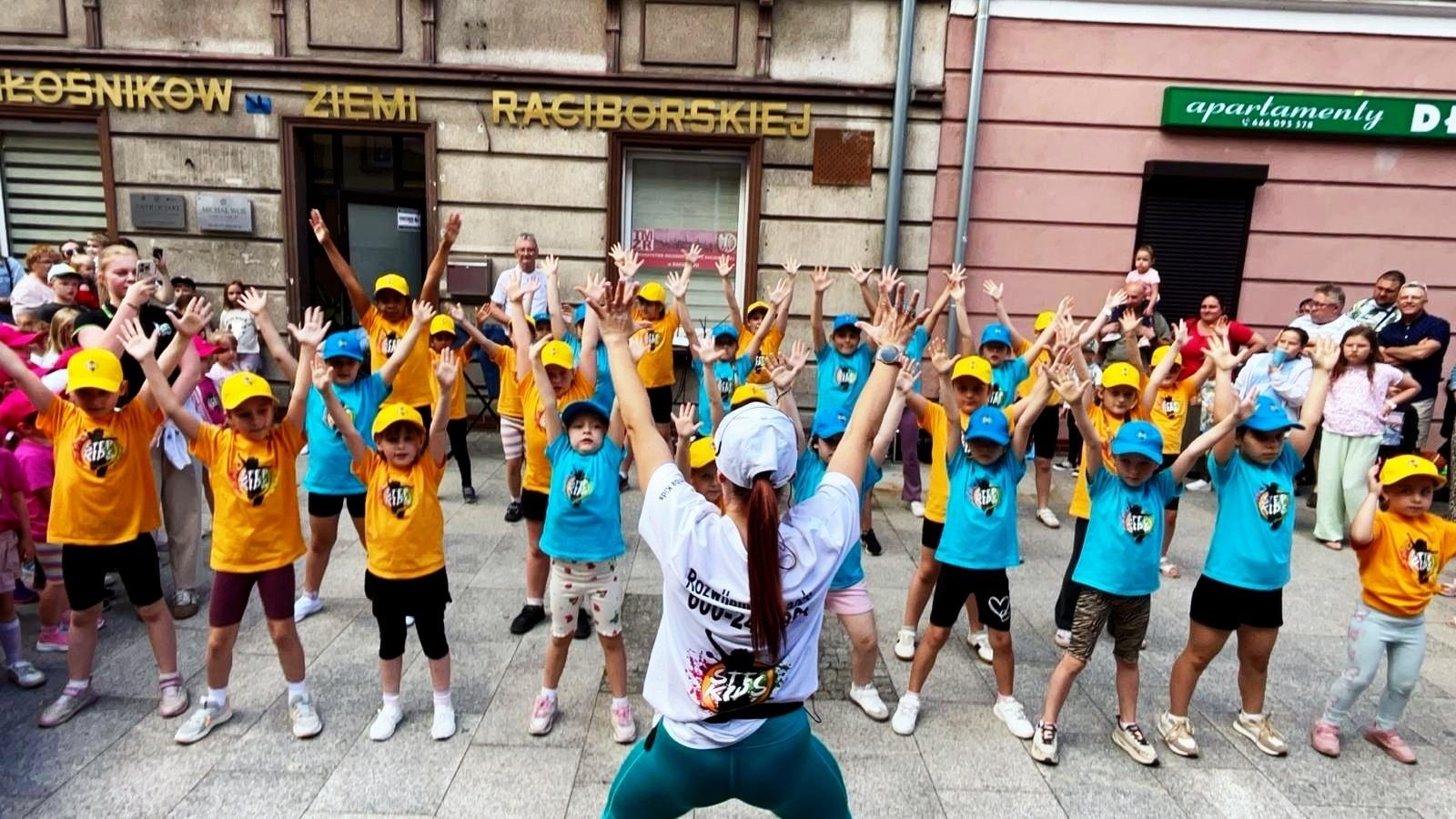 Zdjęcie w galerii na portalu naszraciborz.pl: Mali tancerze, wielkie emocje! Zumba Kids Kidsiaki z Be Fit Fitness Room zachwyciły publiczność podczas Dnia Dziecka na Długiej wiadomości z regionu