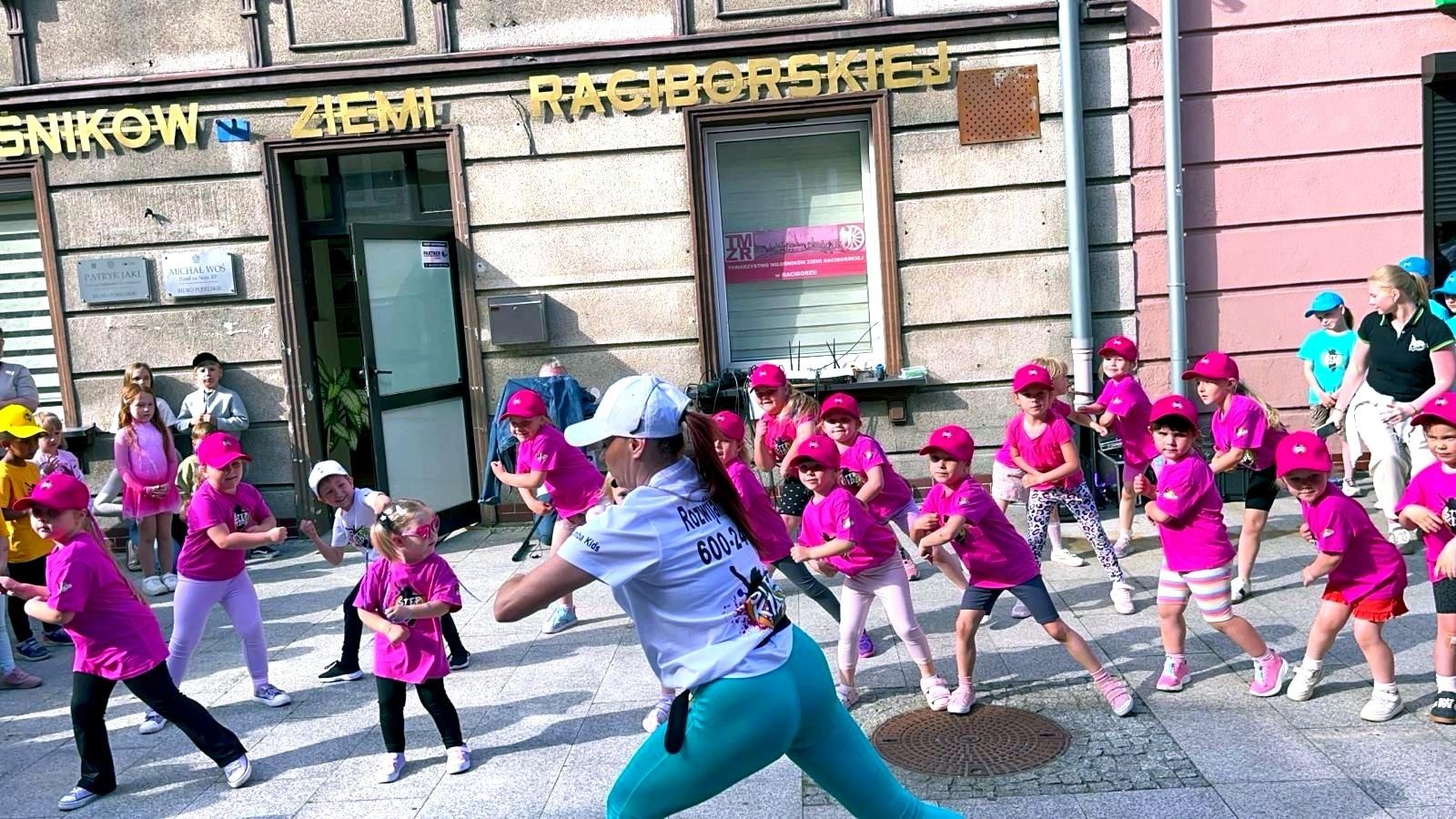 Zdjęcie w galerii na portalu naszraciborz.pl: Mali tancerze, wielkie emocje! Zumba Kids Kidsiaki z Be Fit Fitness Room zachwyciły publiczność podczas Dnia Dziecka na Długiej wiadomości z regionu