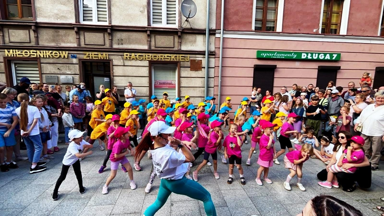 Zdjęcie w galerii na portalu naszraciborz.pl: Mali tancerze, wielkie emocje! Zumba Kids Kidsiaki z Be Fit Fitness Room zachwyciły publiczność podczas Dnia Dziecka na Długiej wiadomości z regionu
