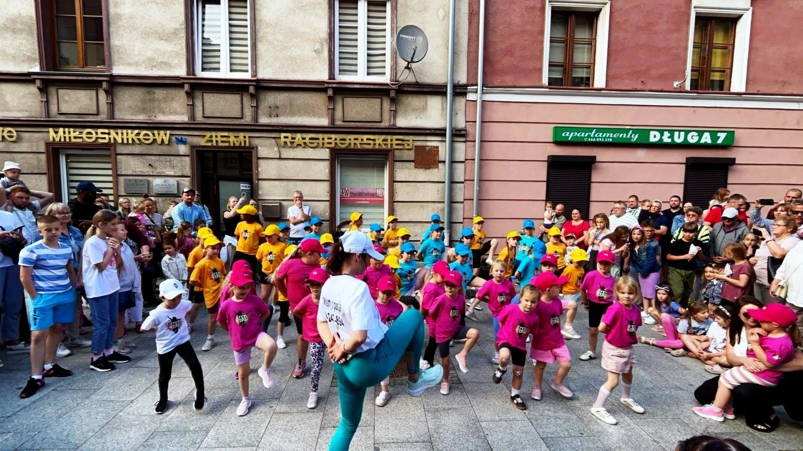 Zdjęcie w galerii na portalu naszraciborz.pl: Mali tancerze, wielkie emocje! Zumba Kids Kidsiaki z Be Fit Fitness Room zachwyciły publiczność podczas Dnia Dziecka na Długiej wiadomości z regionu