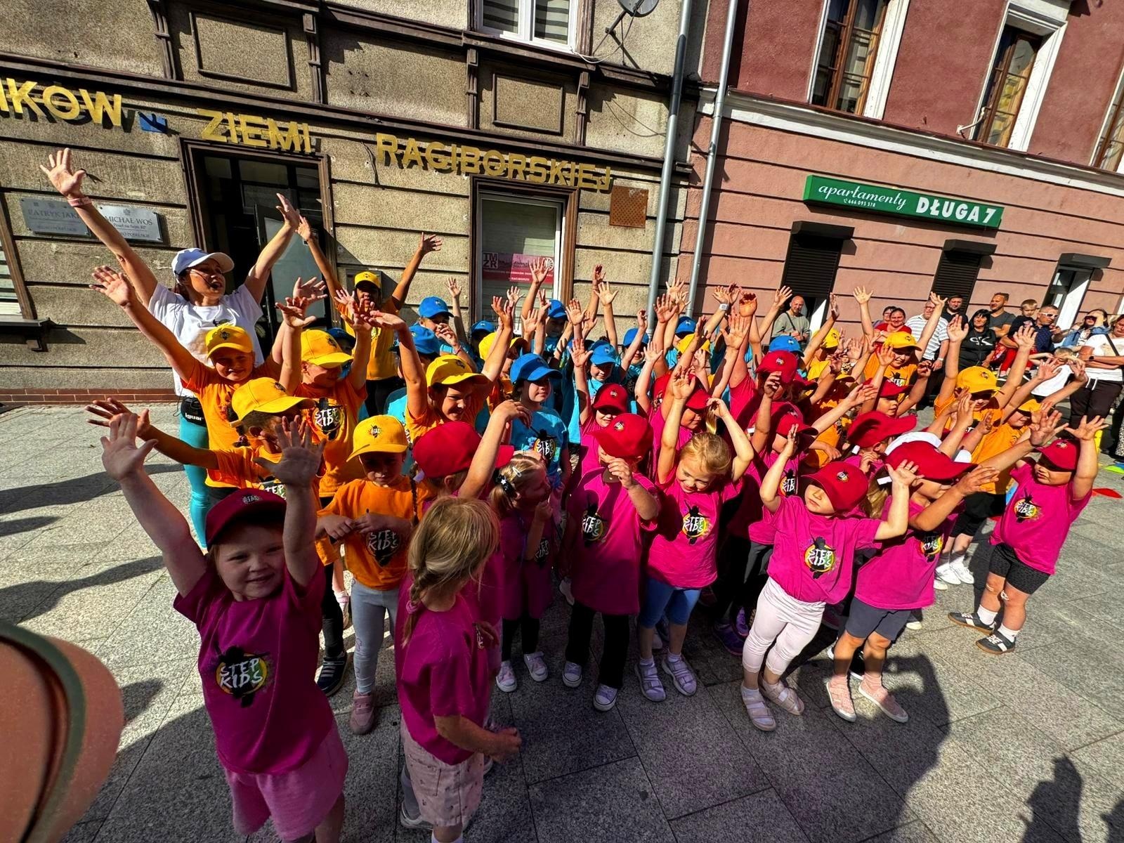 Zdjęcie w galerii na portalu naszraciborz.pl: Mali tancerze, wielkie emocje! Zumba Kids Kidsiaki z Be Fit Fitness Room zachwyciły publiczność podczas Dnia Dziecka na Długiej wiadomości z regionu