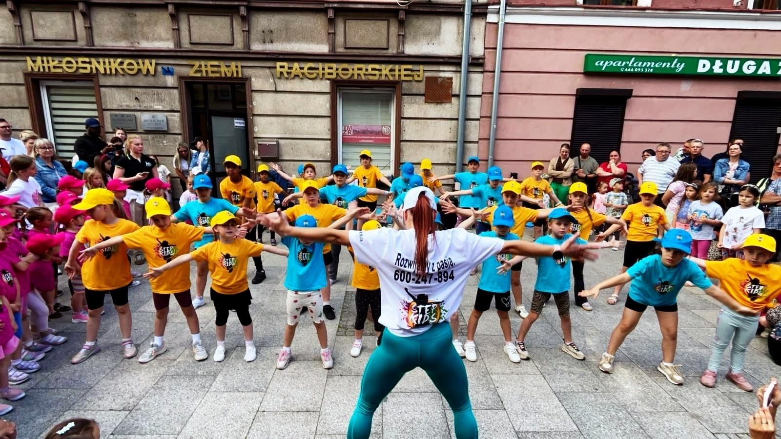 Zdjęcie w galerii na portalu naszraciborz.pl: Mali tancerze, wielkie emocje! Zumba Kids Kidsiaki z Be Fit Fitness Room zachwyciły publiczność podczas Dnia Dziecka na Długiej wiadomości z regionu