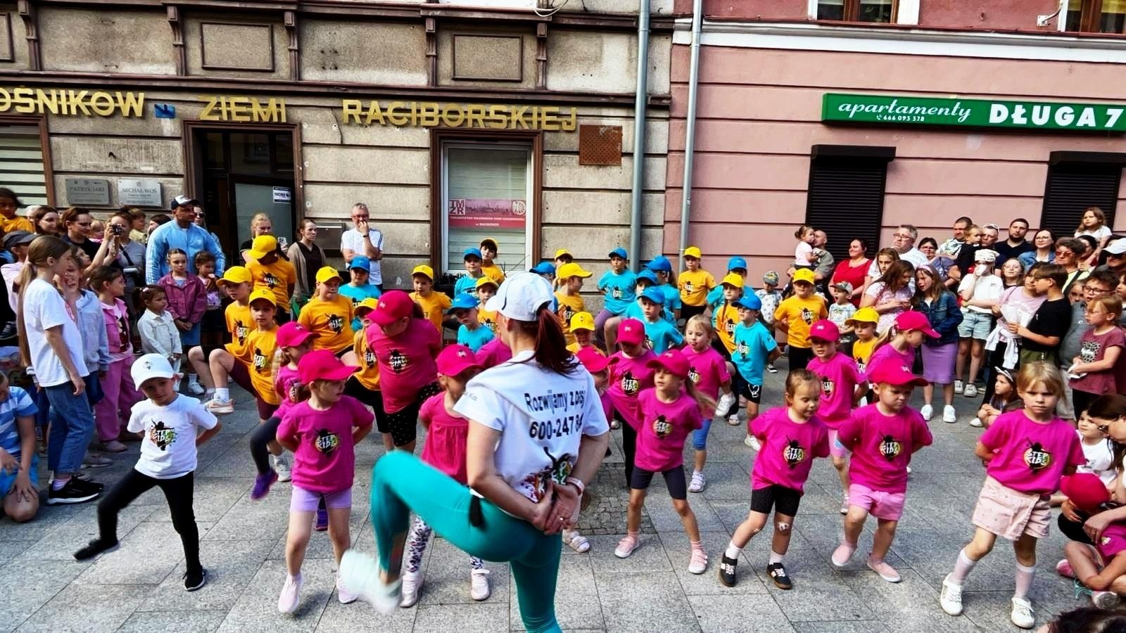 Zdjęcie w galerii na portalu naszraciborz.pl: Mali tancerze, wielkie emocje! Zumba Kids Kidsiaki z Be Fit Fitness Room zachwyciły publiczność podczas Dnia Dziecka na Długiej wiadomości z regionu