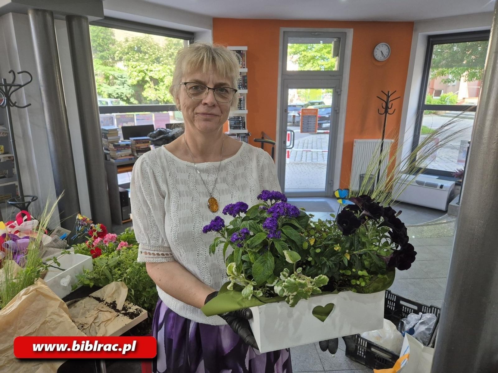Zdjęcie w galerii na portalu naszraciborz.pl: Warsztaty florystyczne w bibliotece na Ostrogu wiadomości z regionu