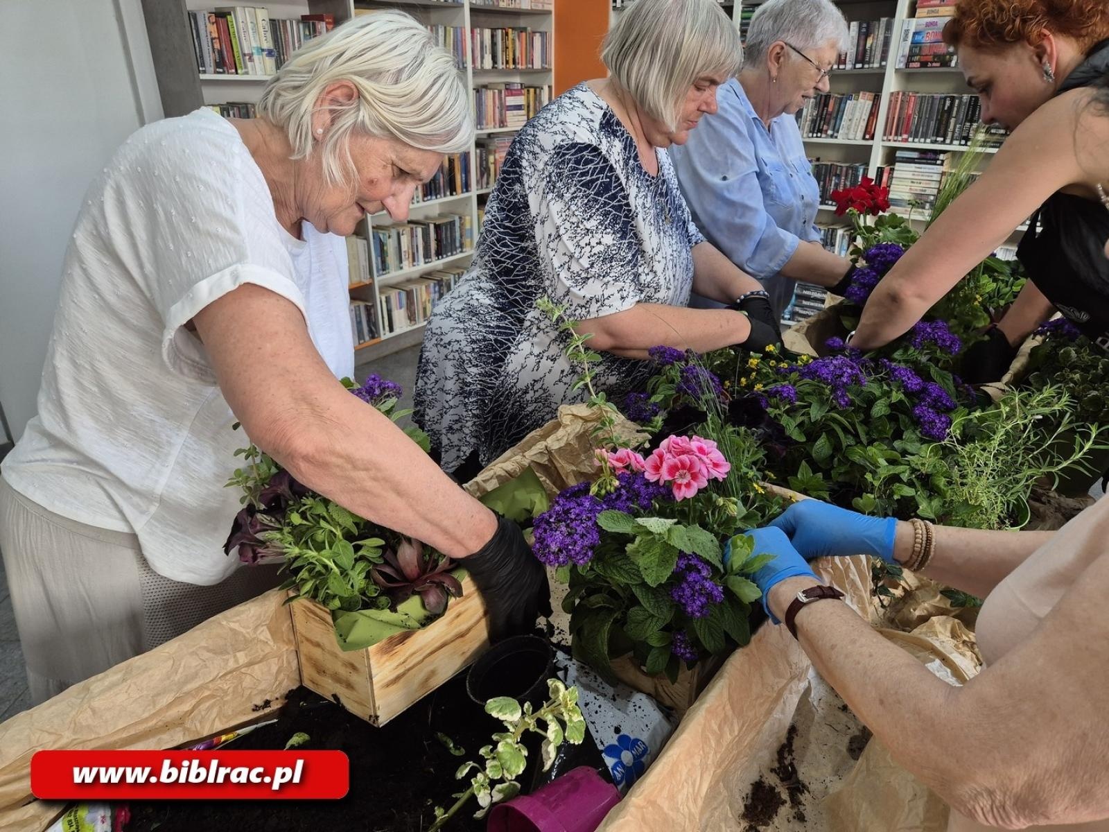 Zdjęcie w galerii na portalu naszraciborz.pl: Warsztaty florystyczne w bibliotece na Ostrogu wiadomości z regionu