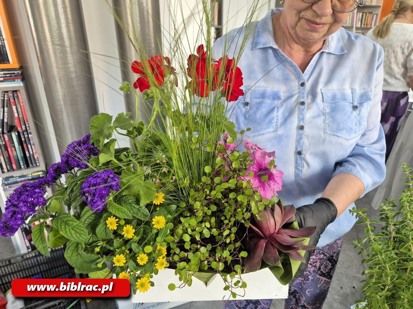 Zdjęcie w galerii na portalu naszraciborz.pl: Warsztaty florystyczne w bibliotece na Ostrogu wiadomości z regionu
