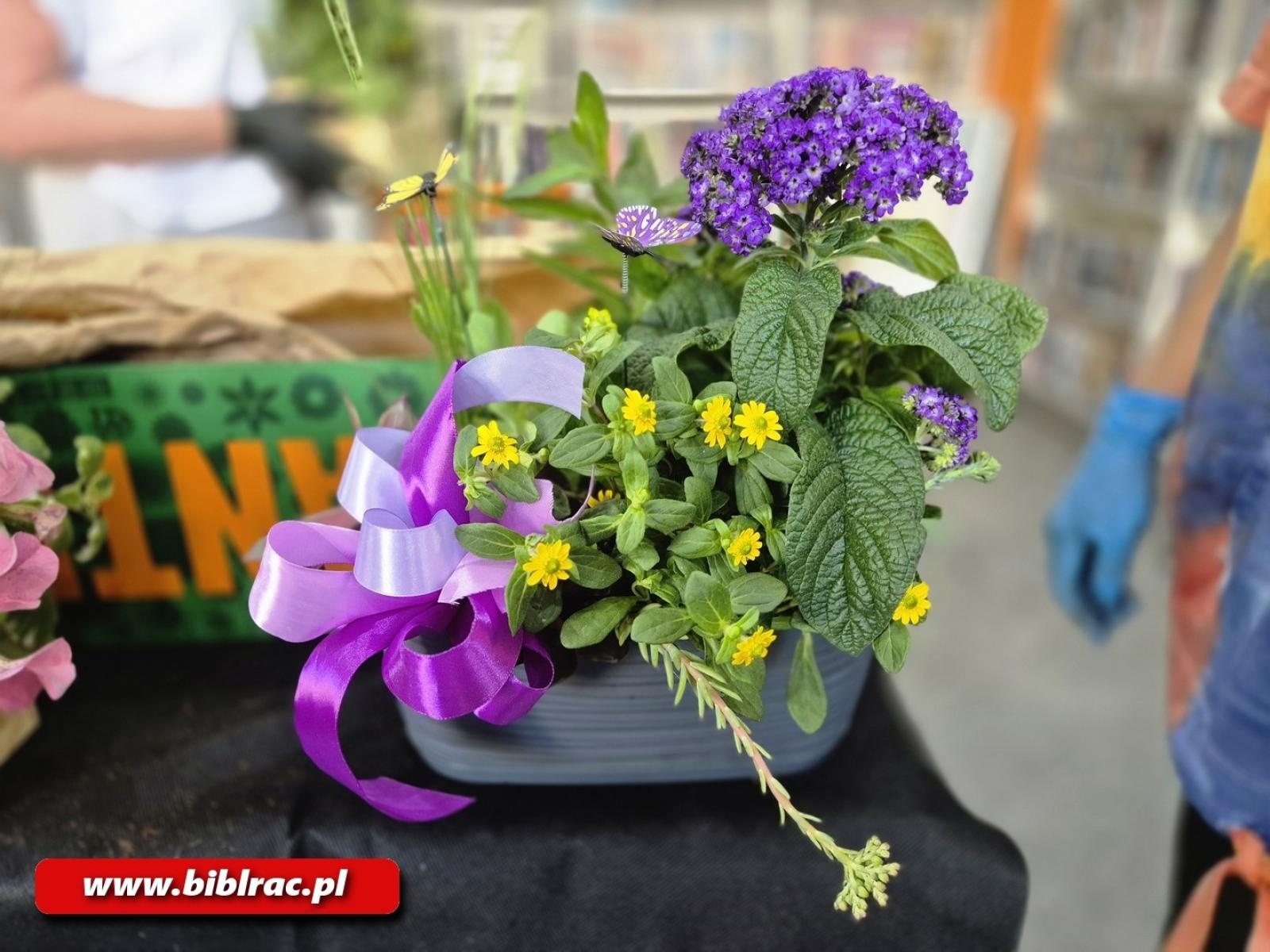 Zdjęcie w galerii na portalu naszraciborz.pl: Warsztaty florystyczne w bibliotece na Ostrogu wiadomości z regionu