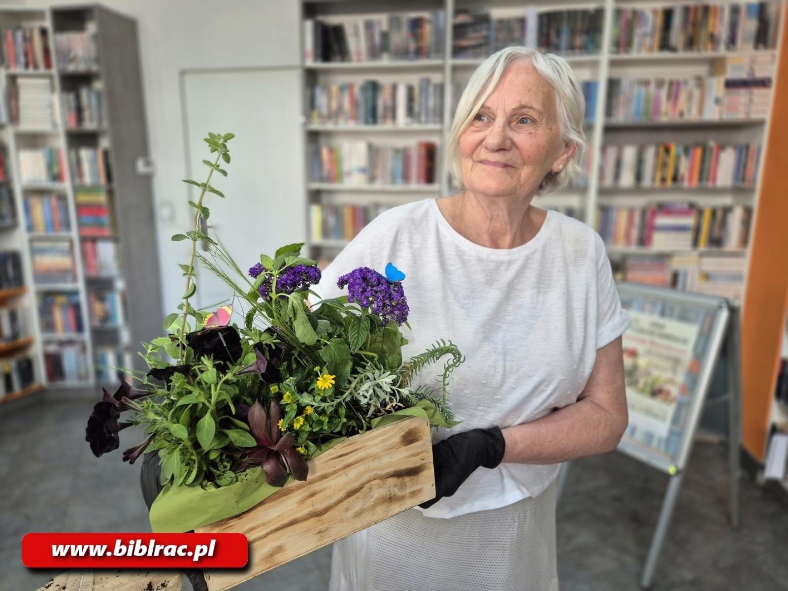 Zdjęcie w galerii na portalu naszraciborz.pl: Warsztaty florystyczne w bibliotece na Ostrogu wiadomości z regionu
