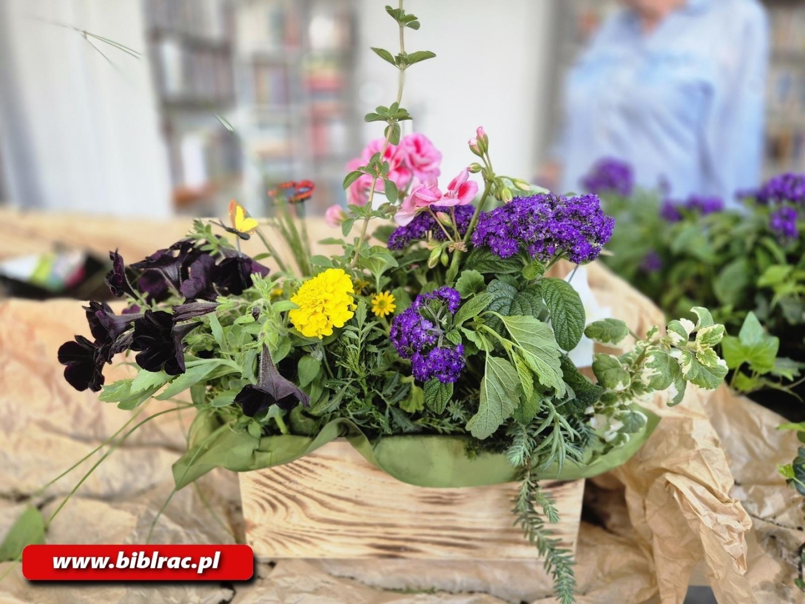 Zdjęcie w galerii na portalu naszraciborz.pl: Warsztaty florystyczne w bibliotece na Ostrogu wiadomości z regionu