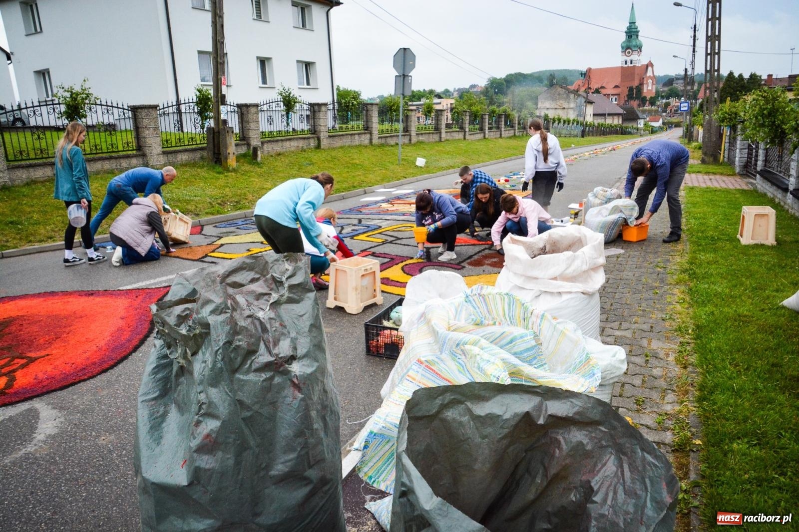 Zdjęcie w galerii na portalu naszraciborz.pl: Barwne dywany, kwiaty i brzozowe gałązki. Brzezie przygotowuje się do Bożego Ciała wiadomości z regionu