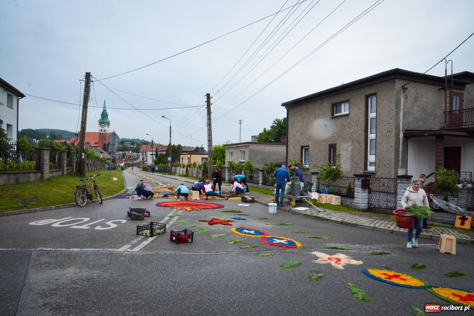 Zdjęcie w galerii na portalu naszraciborz.pl: Barwne dywany, kwiaty i brzozowe gałązki. Brzezie przygotowuje się do Bożego Ciała wiadomości z regionu