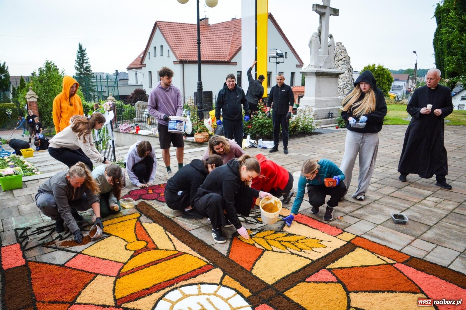 Zdjęcie w galerii na portalu naszraciborz.pl: Barwne dywany, kwiaty i brzozowe gałązki. Brzezie przygotowuje się do Bożego Ciała wiadomości z regionu