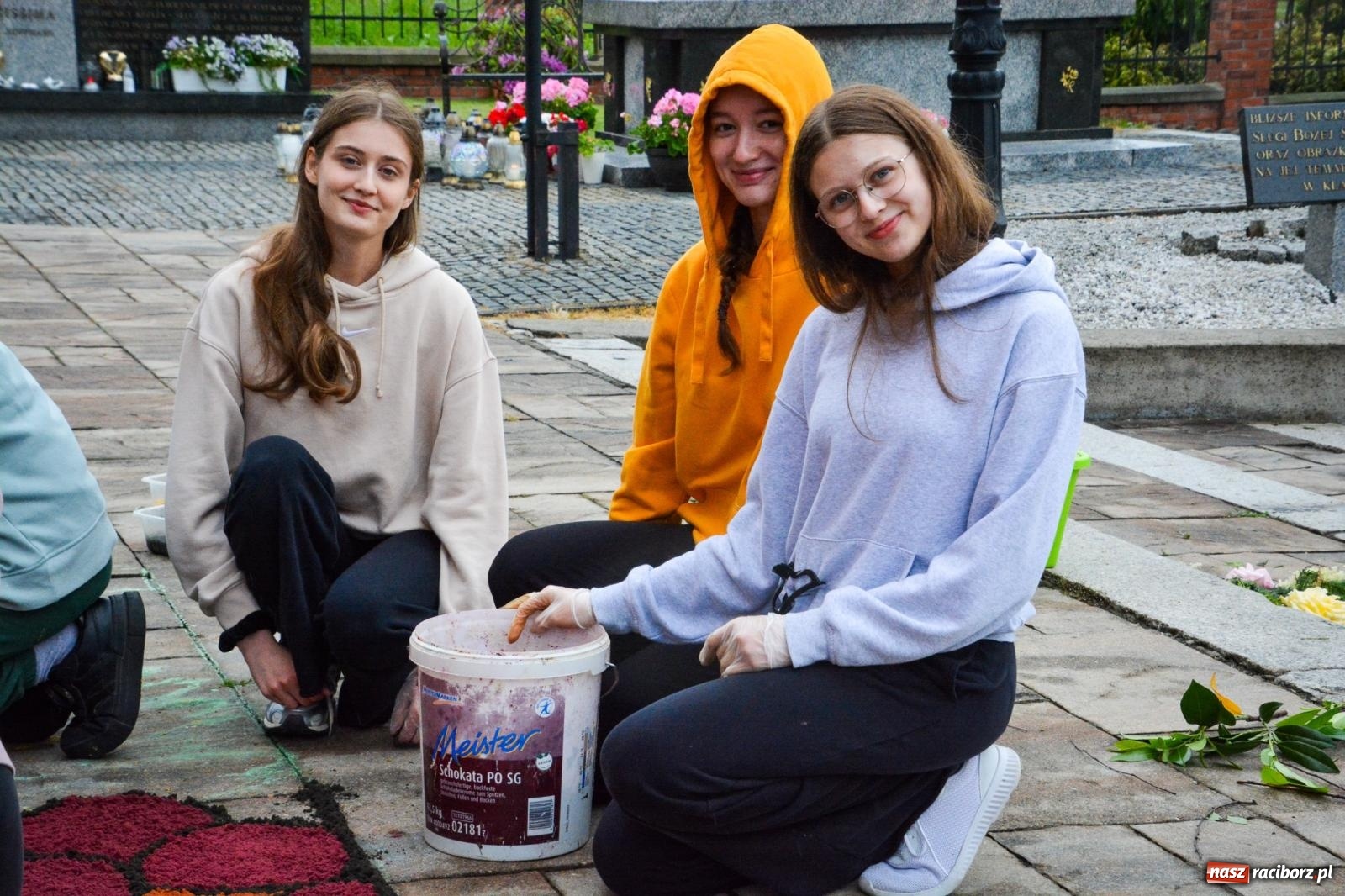Zdjęcie w galerii na portalu naszraciborz.pl: Barwne dywany, kwiaty i brzozowe gałązki. Brzezie przygotowuje się do Bożego Ciała wiadomości z regionu