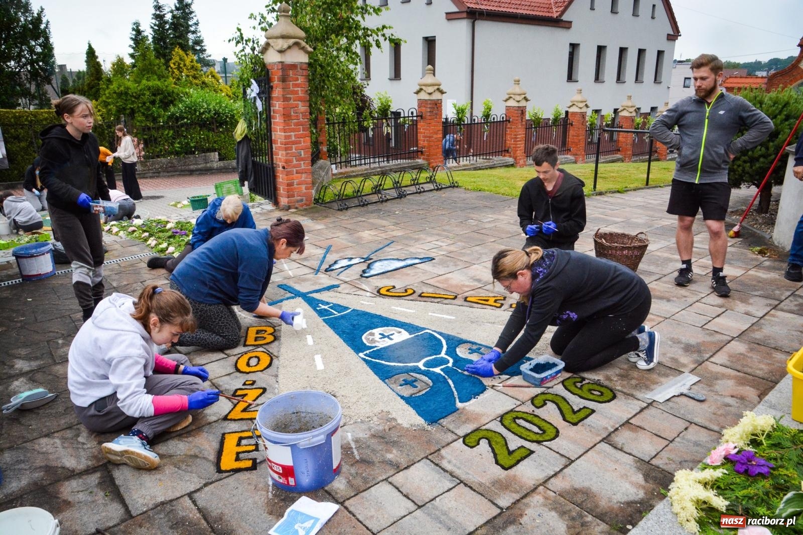 Zdjęcie w galerii na portalu naszraciborz.pl: Barwne dywany, kwiaty i brzozowe gałązki. Brzezie przygotowuje się do Bożego Ciała wiadomości z regionu