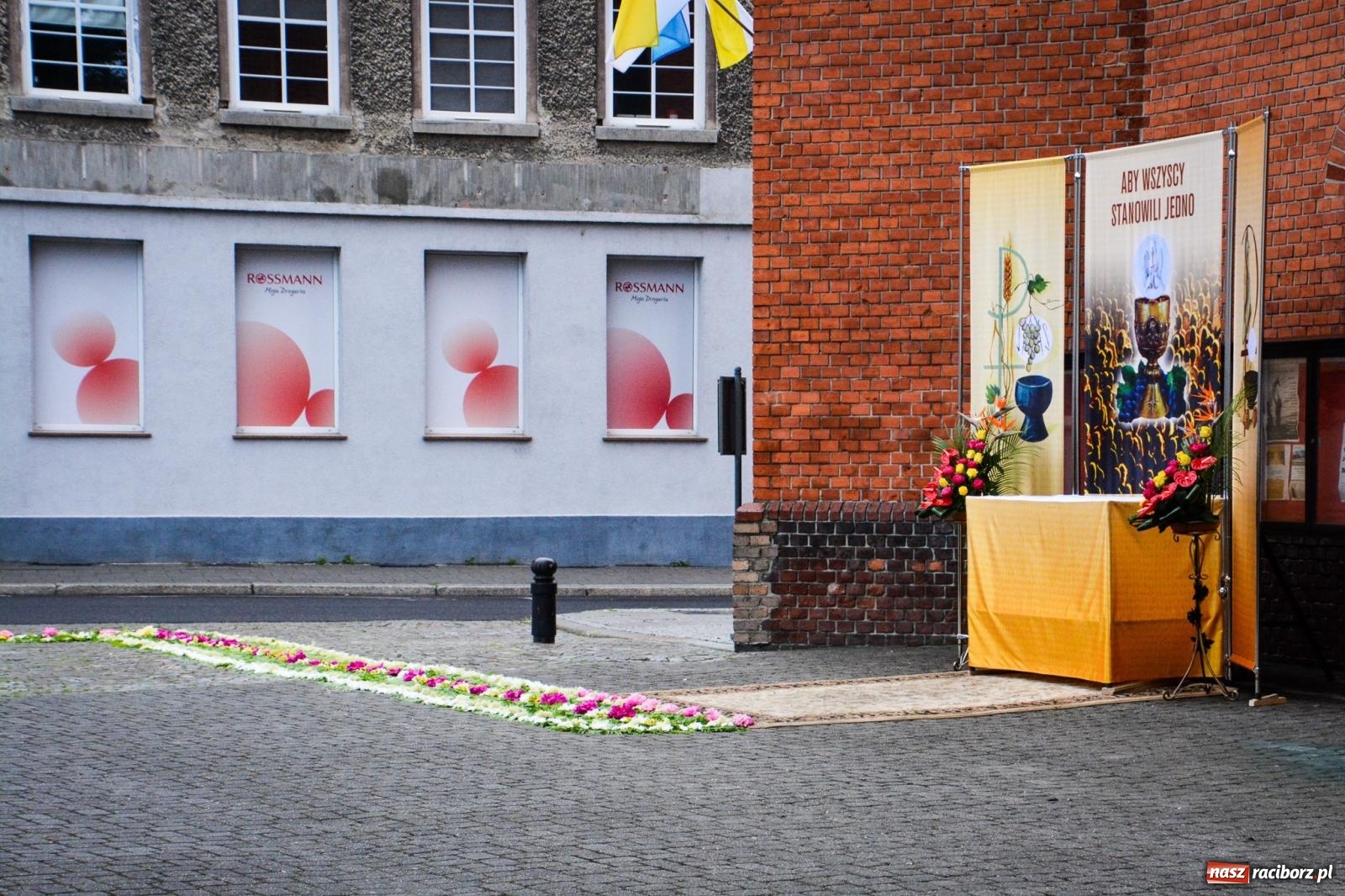 Zdjęcie w galerii na portalu naszraciborz.pl: Raciborskie stare miasto gotowe na procesję Bożego Ciała [FOTO] wiadomości z regionu