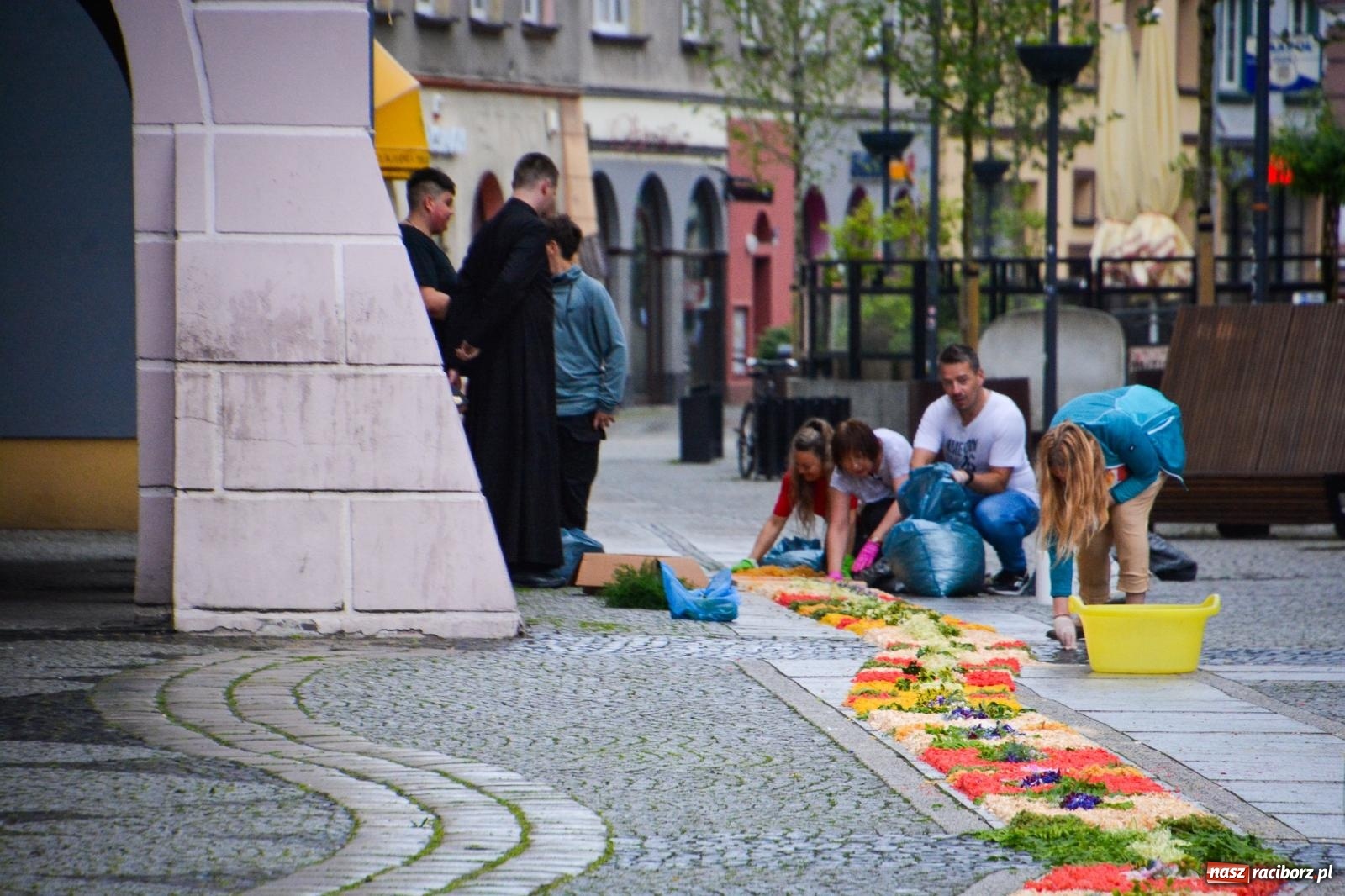 Zdjęcie w galerii na portalu naszraciborz.pl: Raciborskie stare miasto gotowe na procesję Bożego Ciała [FOTO] wiadomości z regionu