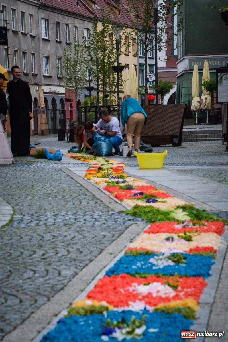 Zdjęcie w galerii na portalu naszraciborz.pl: Raciborskie stare miasto gotowe na procesję Bożego Ciała [FOTO] wiadomości z regionu